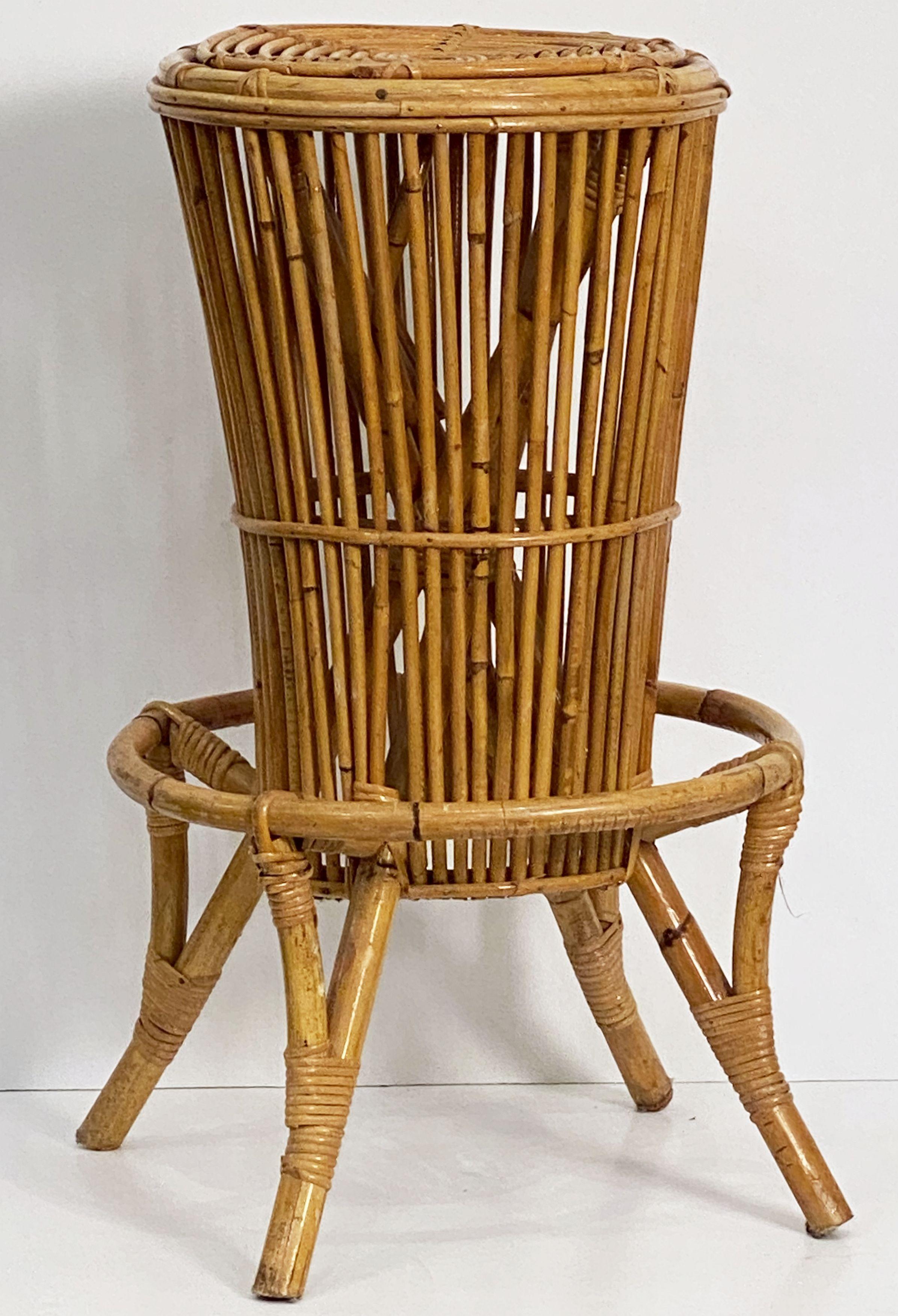 Italian Stool of Rattan and Bamboo from the Mid-20th Century For Sale 1
