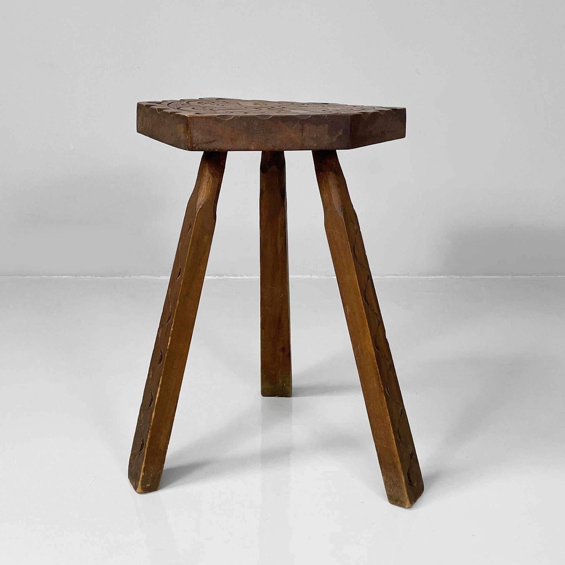 Stool entirely made of wood. The hexagonal seat has carved decorations with curls. The three legs have carved S-shaped decorations.
1970s
Good condition. Light scattered signs.
Measurements in cm 35x32x43h