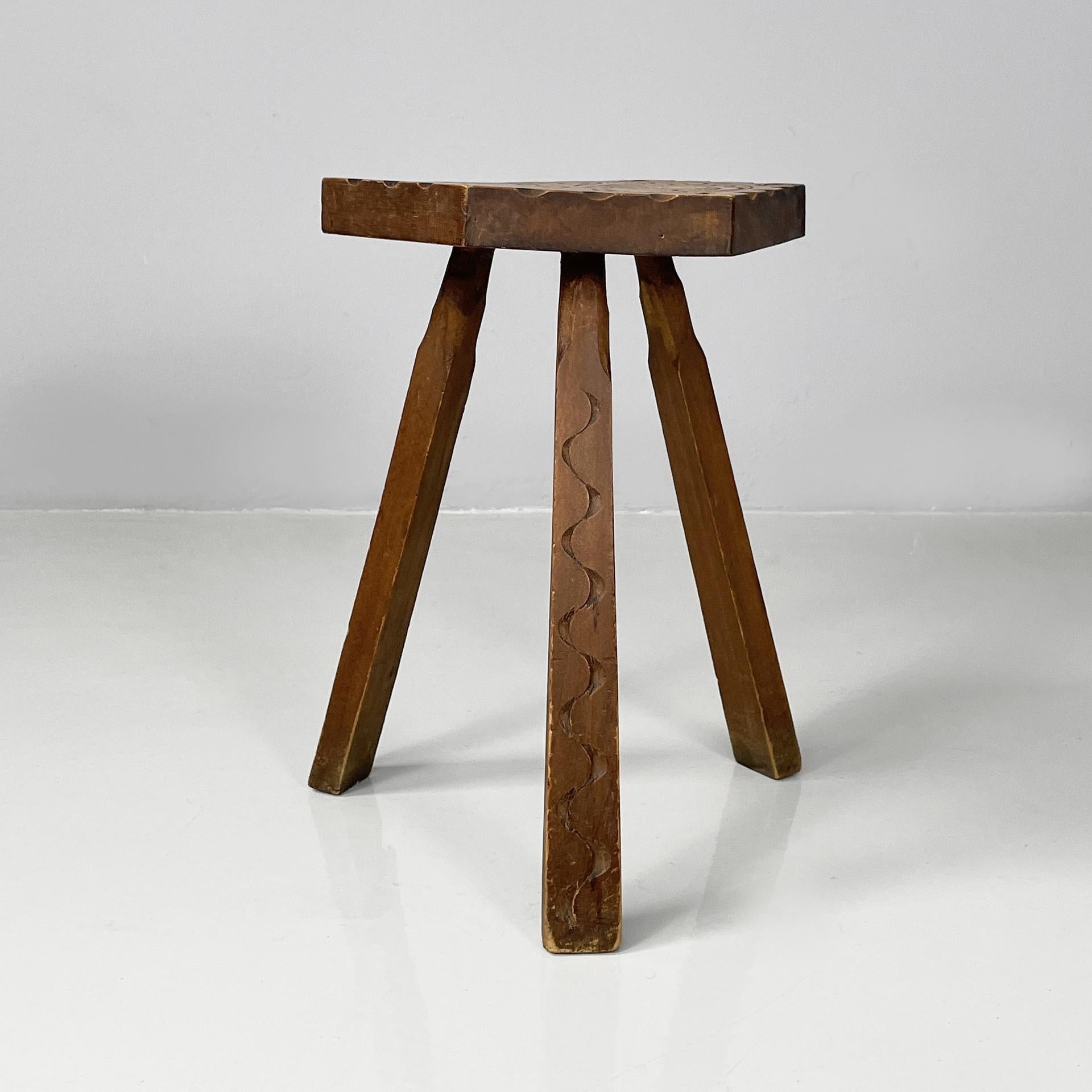 Italian stool with carved decorations in wood, 1970s In condizioni buone in vendita a MIlano, IT