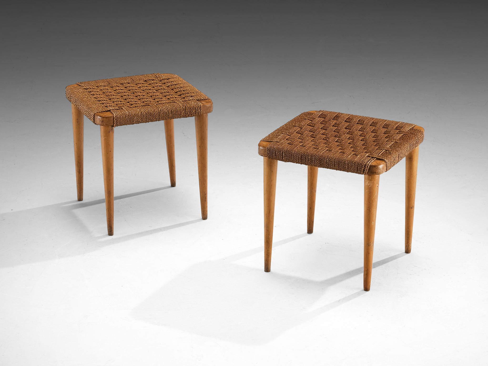 Sgabelli, paglia intrecciata, faggio tinto, fibra naturale, Italia, circa 1950

Questi graziosi sgabelli si inseriscono bene in un ambiente rilassante, come un patio o uno studio. Lo sgabello emana un fascino rustico, realizzato con un approccio
