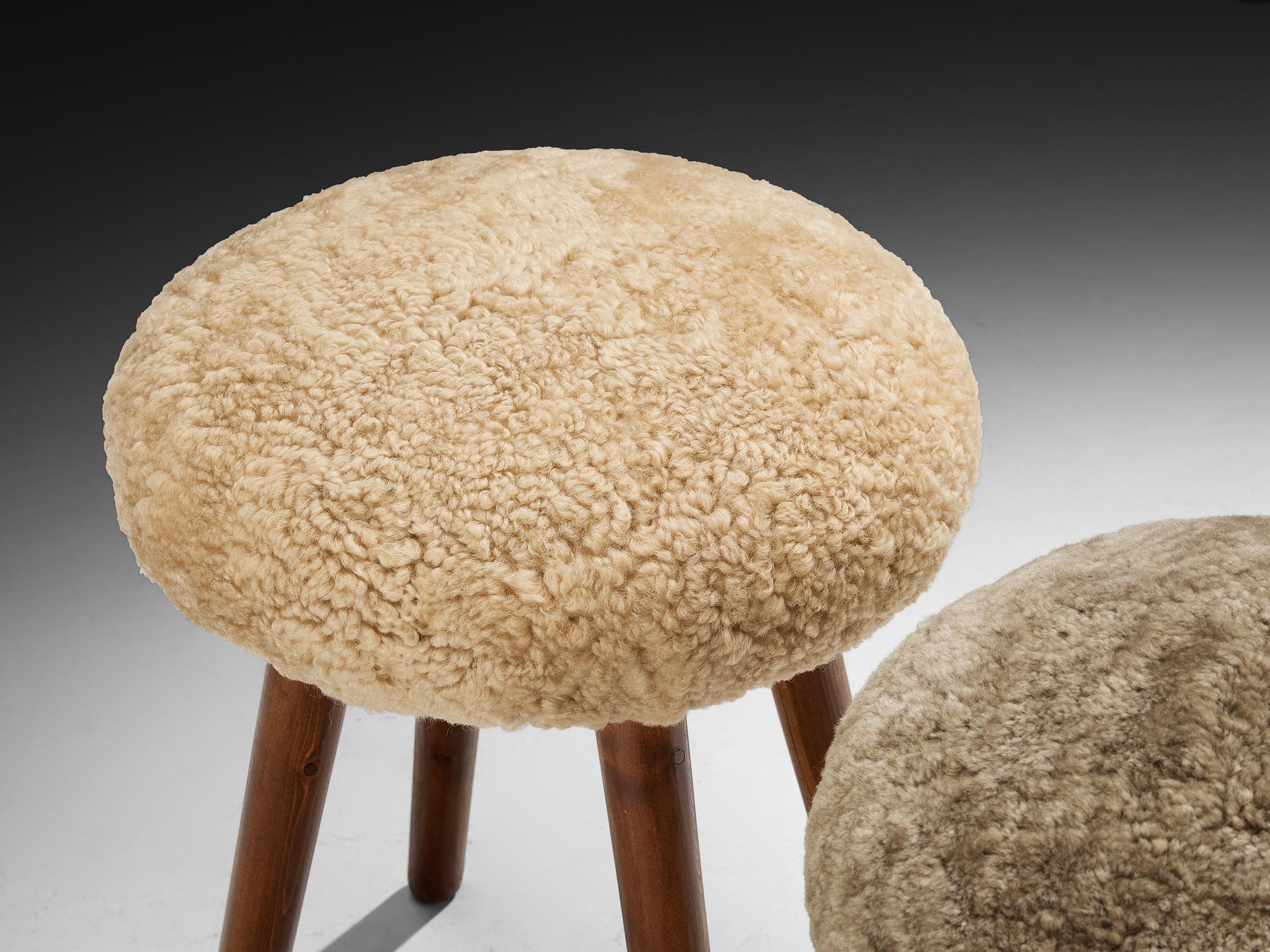Mid-Century moderno Sgabelli o tavolini italiani in pino massiccio e pelle di pecora in vendita