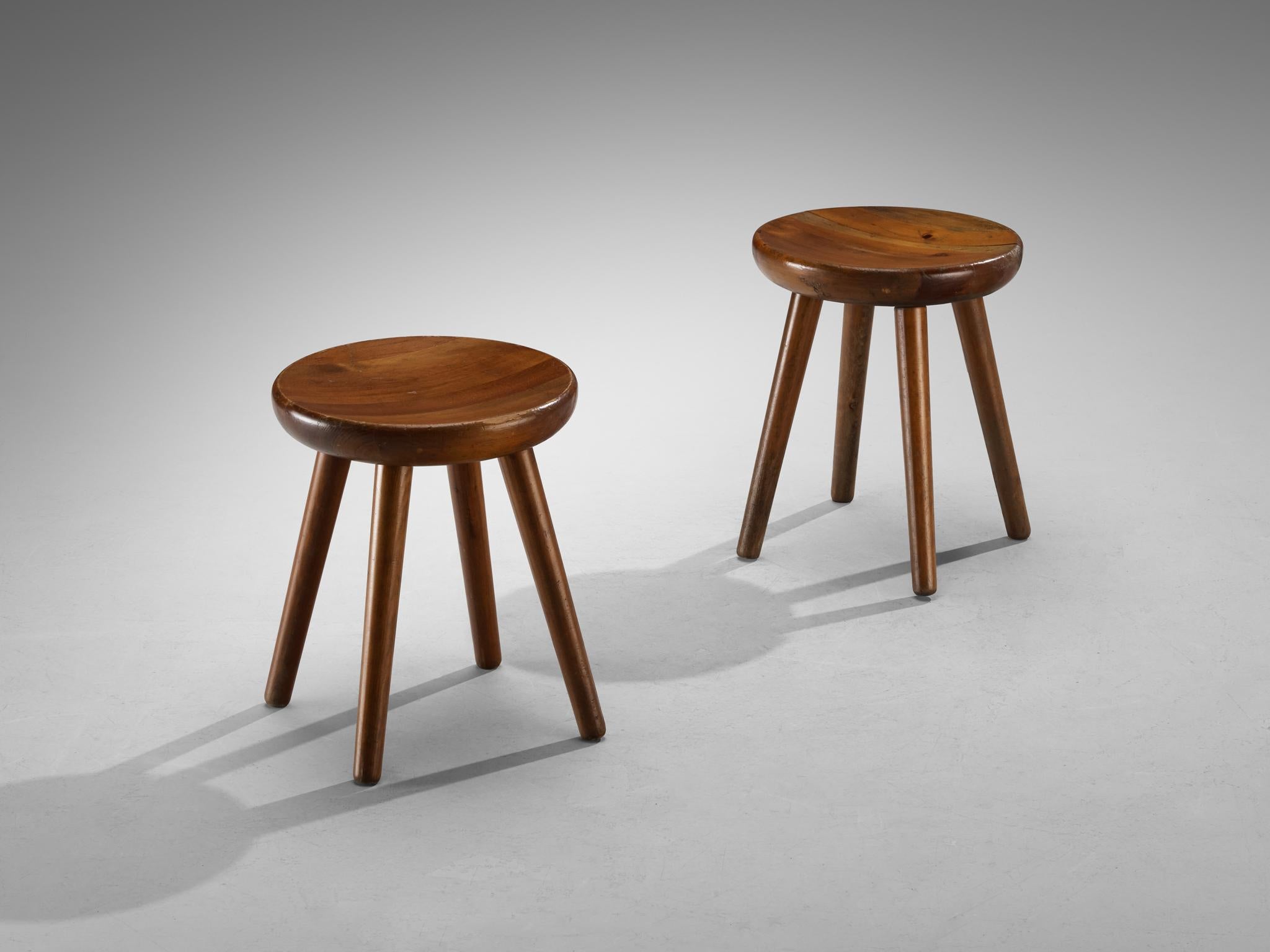 Tabourets, pin, Italie, années 1960

Paire de tabourets minimalistes fabriqués en Italie dans les années 1960. Construites en bois de pin massif, ces pièces mettent en valeur la simplicité et le design pur, en soulignant les matériaux naturels et