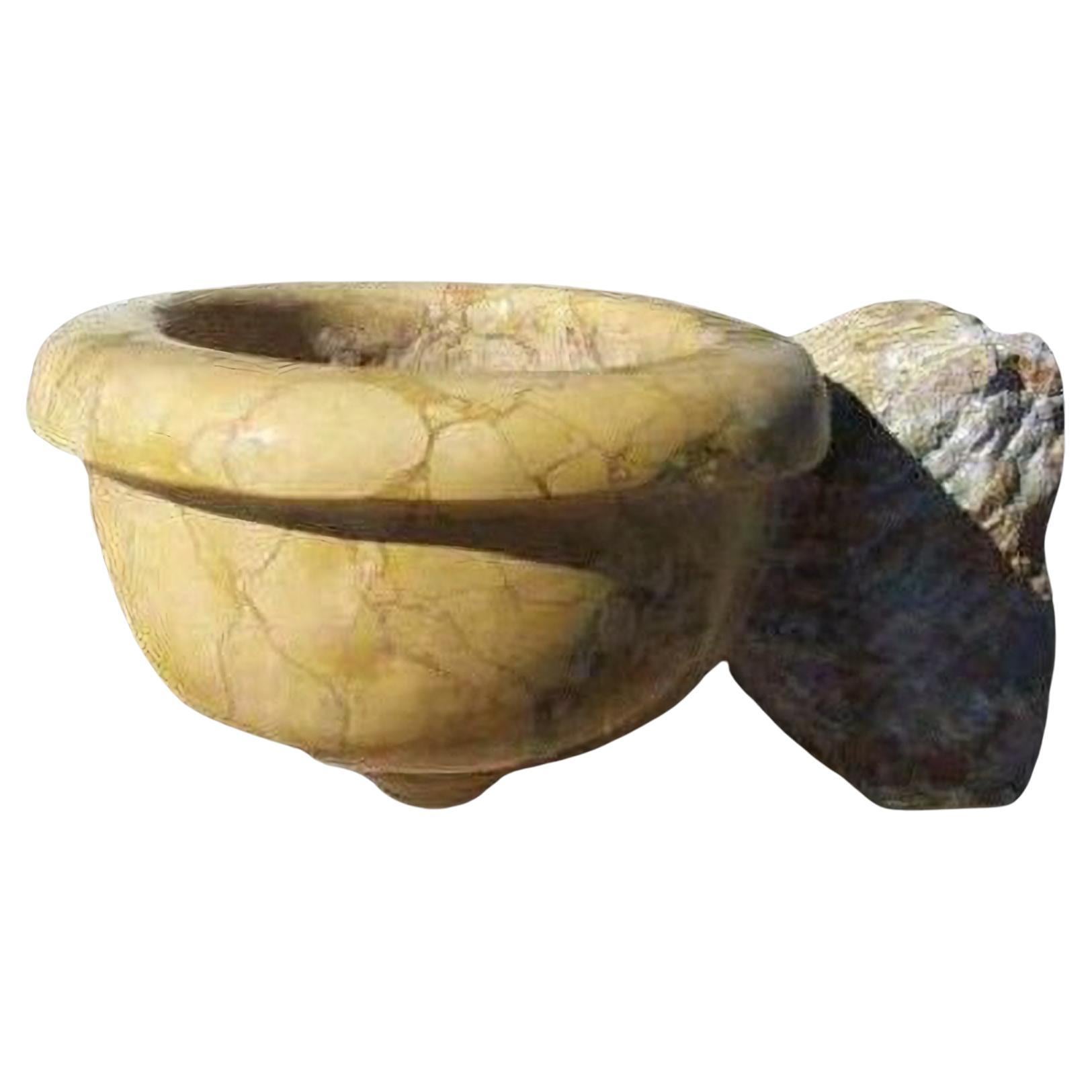 Italienische italienische STOUP IN MARBLE „ Giallo Verona“ Ende des 20. Jahrhunderts im Angebot