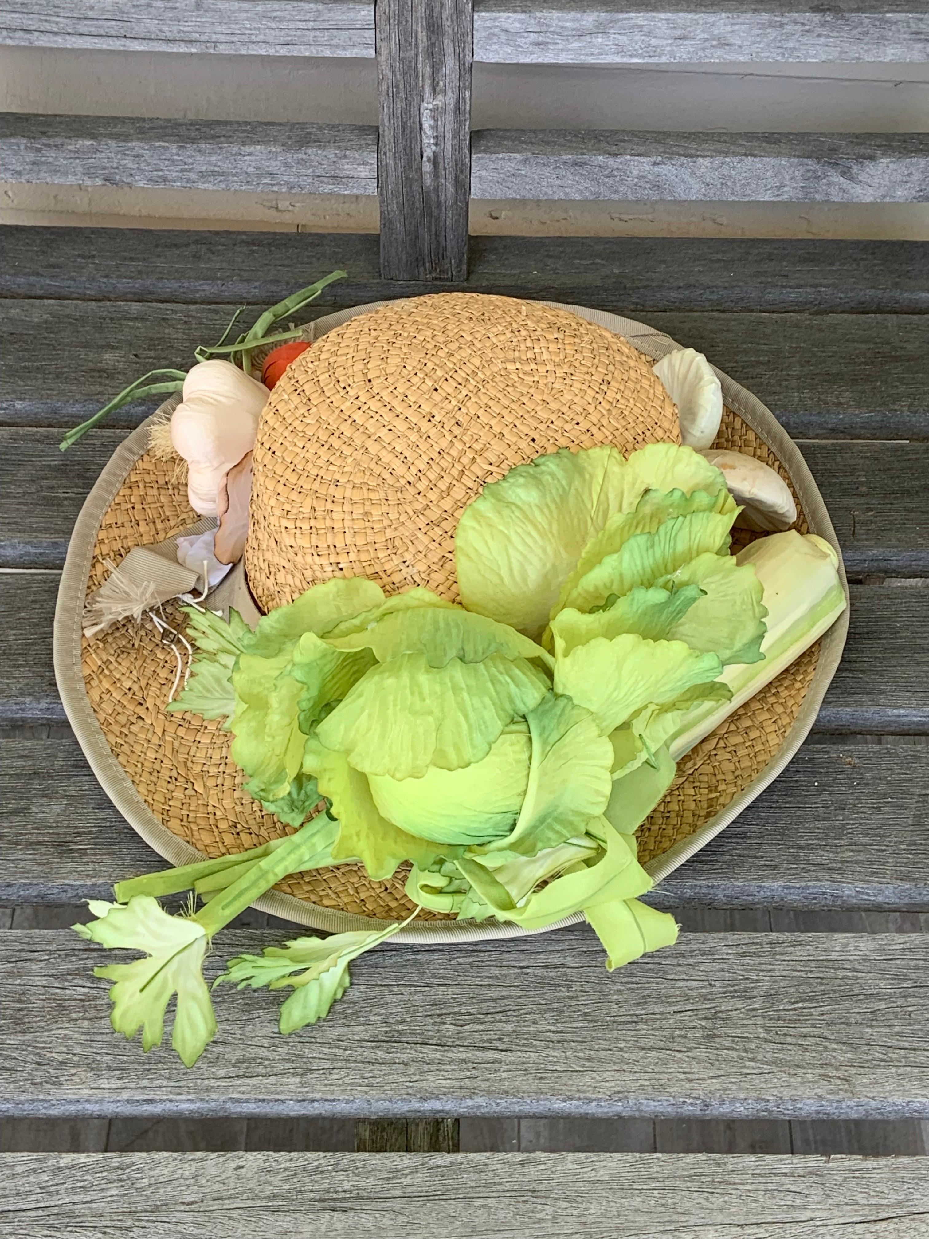 Ce chapeau de paille décoré de légumes en soie est parfait pour un végétarien, un jardinier de légumes ou quelqu'un qui recherche l'insolite.  Retenu par Bloomingdale's, le bord de ce chapeau de paille de fabrication italienne est décoré d'une tête
