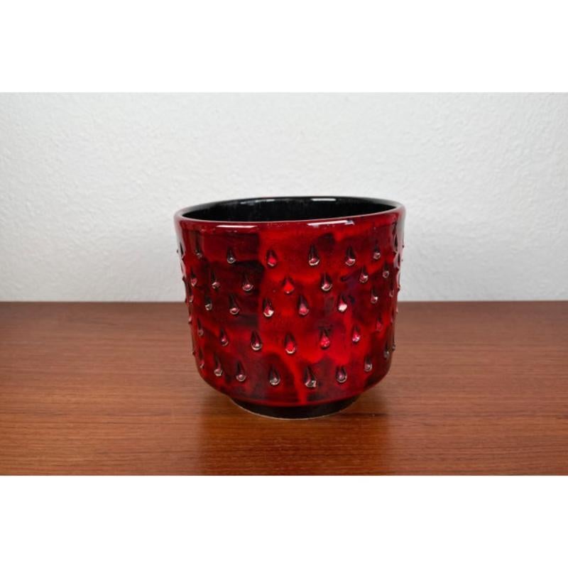 Italian Strawberry Studio Pottery Planter by Fratelli Fantullacci for Bitossi, 1960s, in Very Good conditions. Designed 1960 to 1969 This piece has an attribution mark.

Additional information:
Materials: Ceramic
Color: Black
Styles: Mid-Century