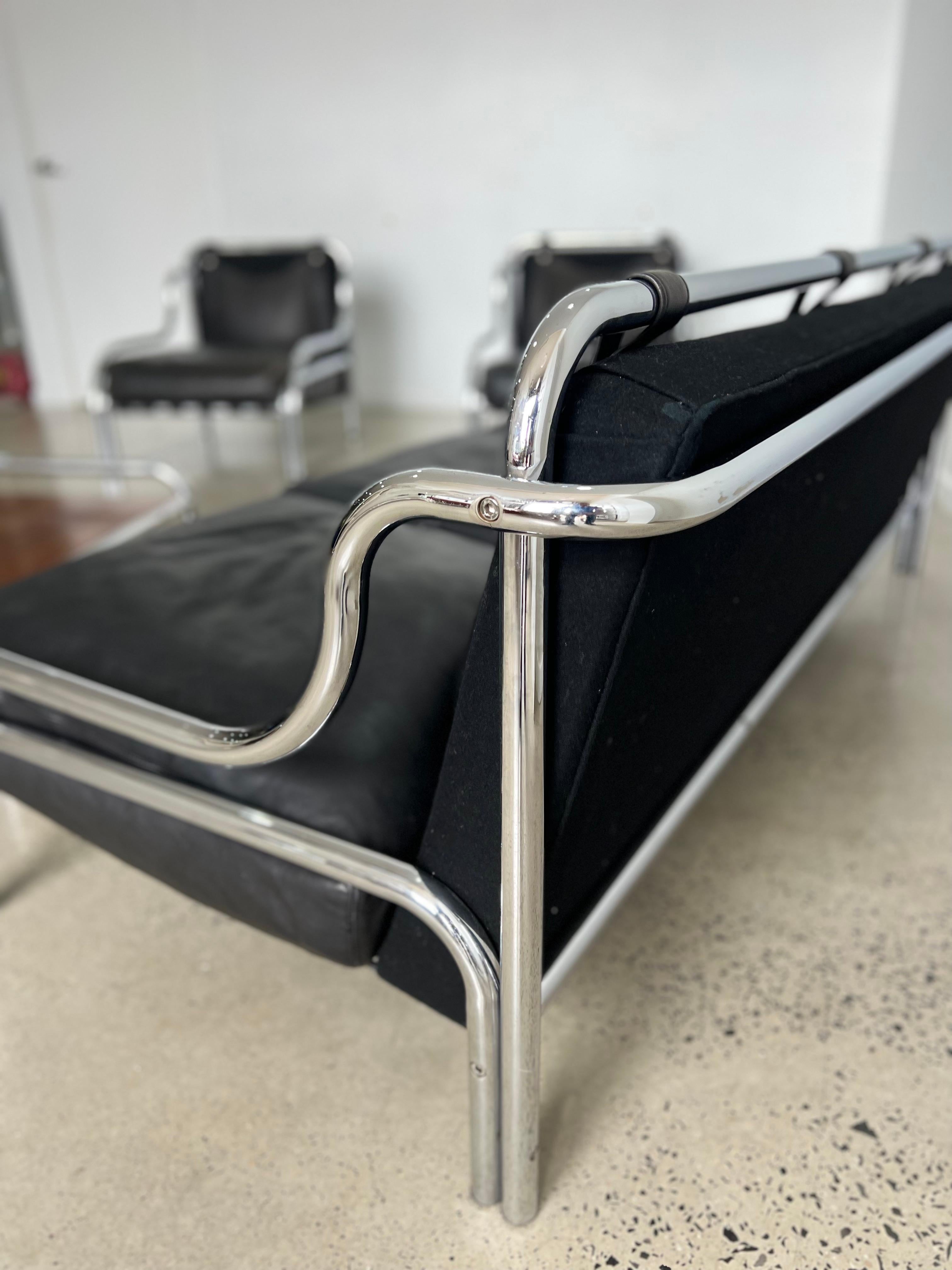 Italian “Stringa” Chrome and Leather Sofa by Gae Aulenti for Poltronova, 1969
Italian Mid-Century Modern Chrome Sofa Design
This “Stringa” sofa by Gae Aulenti for Poltronova is a striking example of Italian mid-century modern design, combining