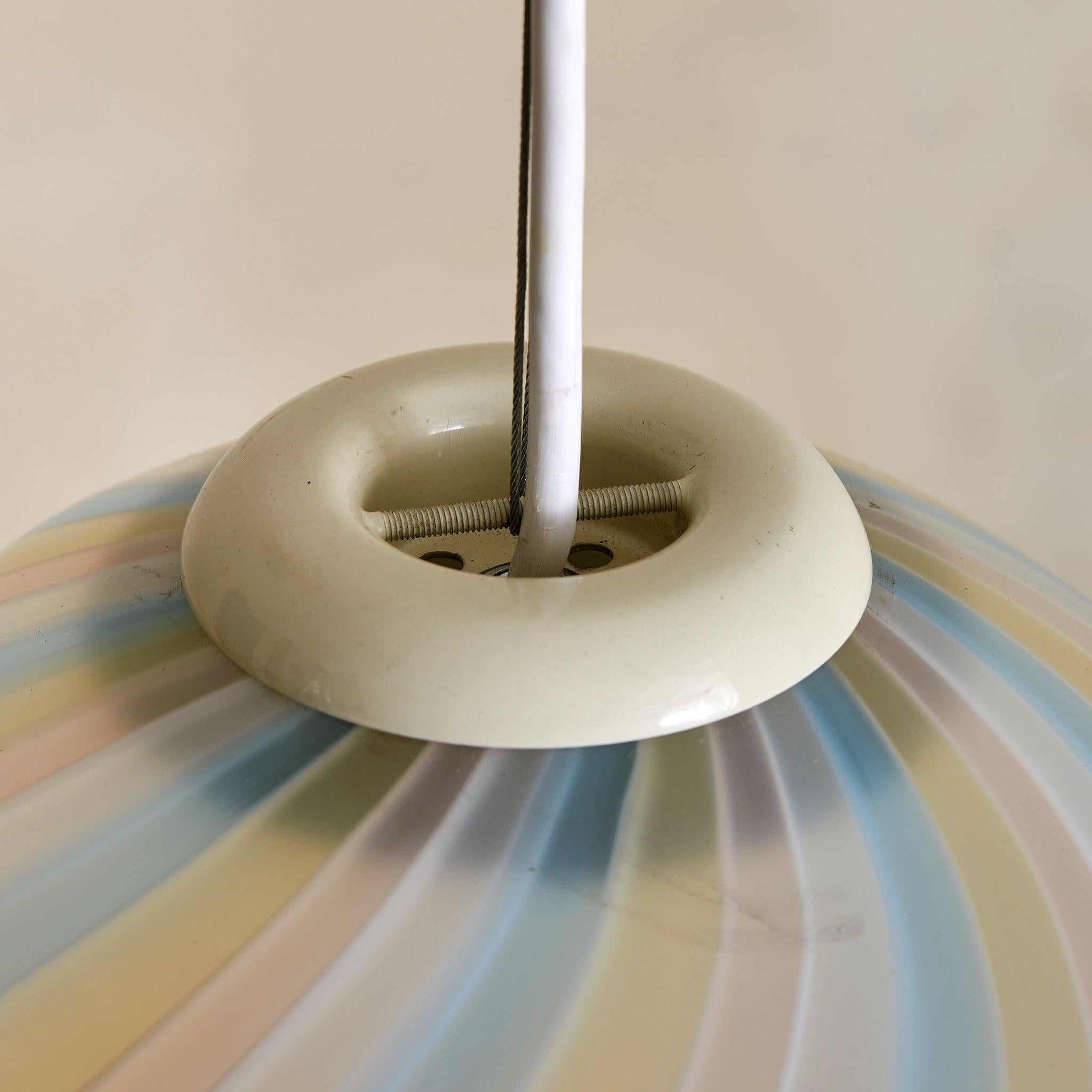 Fin du 20e siècle Pendentif italien en verre de Murano rayé à la manière de Mazzega, années 1970 en vente