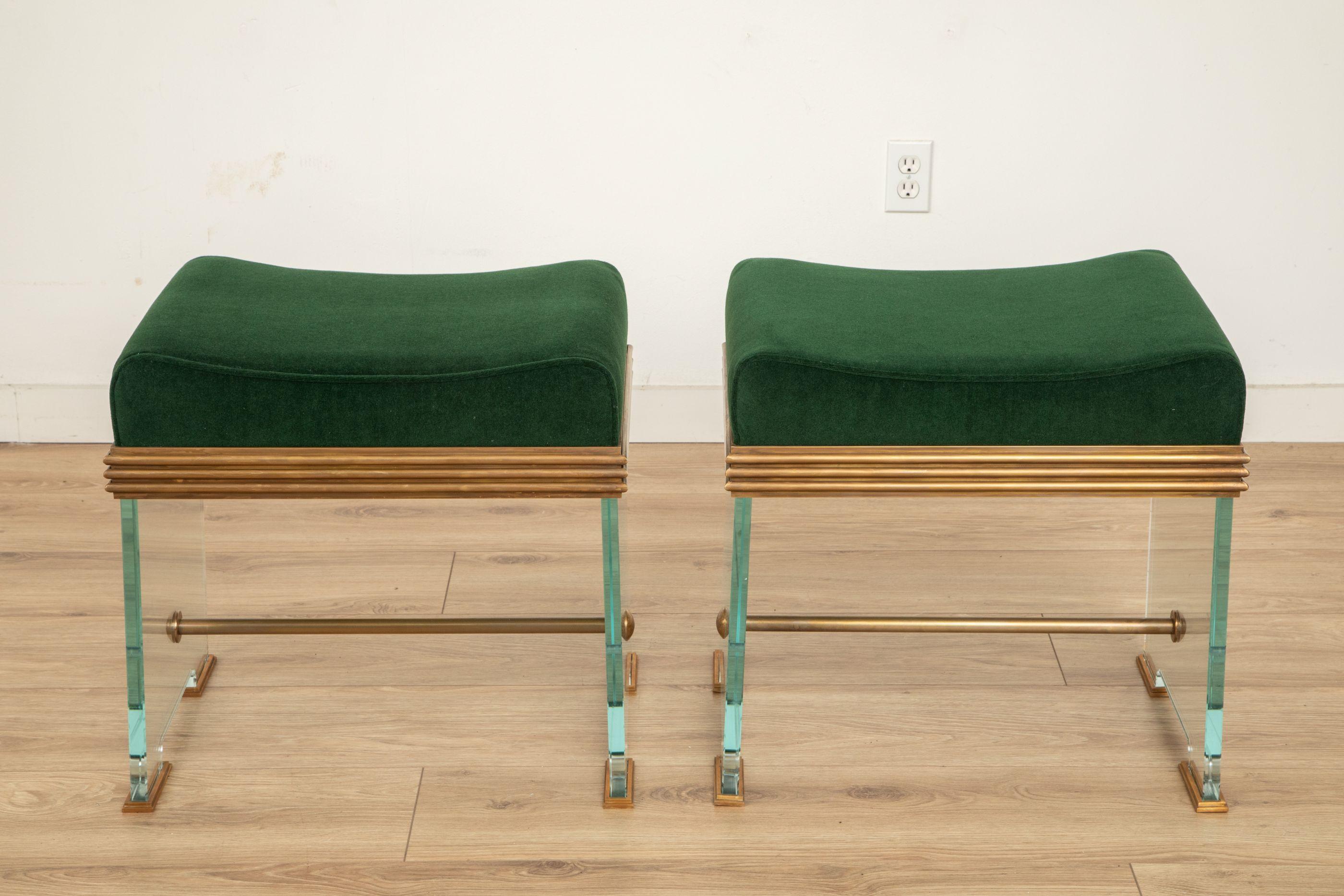 Paire de tabourets en verre et laiton fabriqués par un studio italien, en stock
Tabourets exquis en verre et en laiton, fabriqués à la main en Italie par une équipe dévouée d'artisans d'atelier. Reflétant une élégance raffinée et un savoir-faire