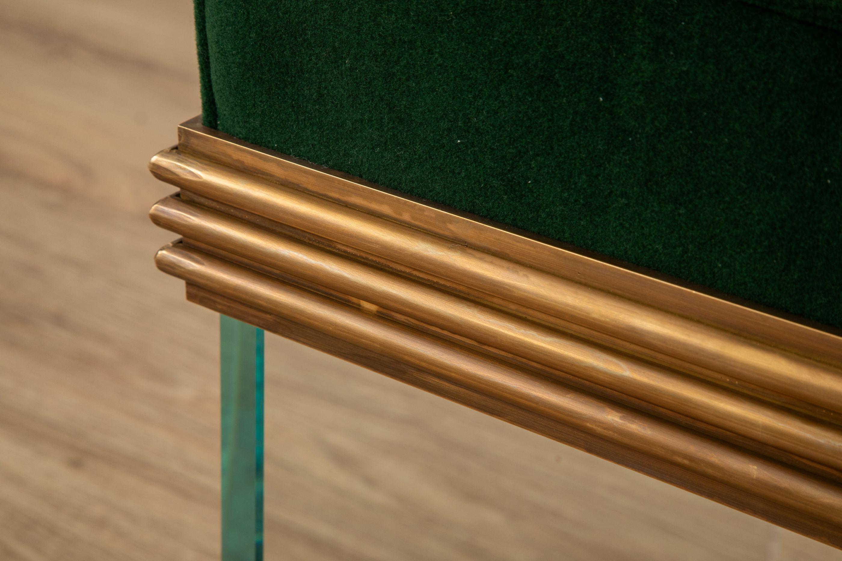 Laiton Banc en verre et laiton construit par un Studio A italien, en stock en vente