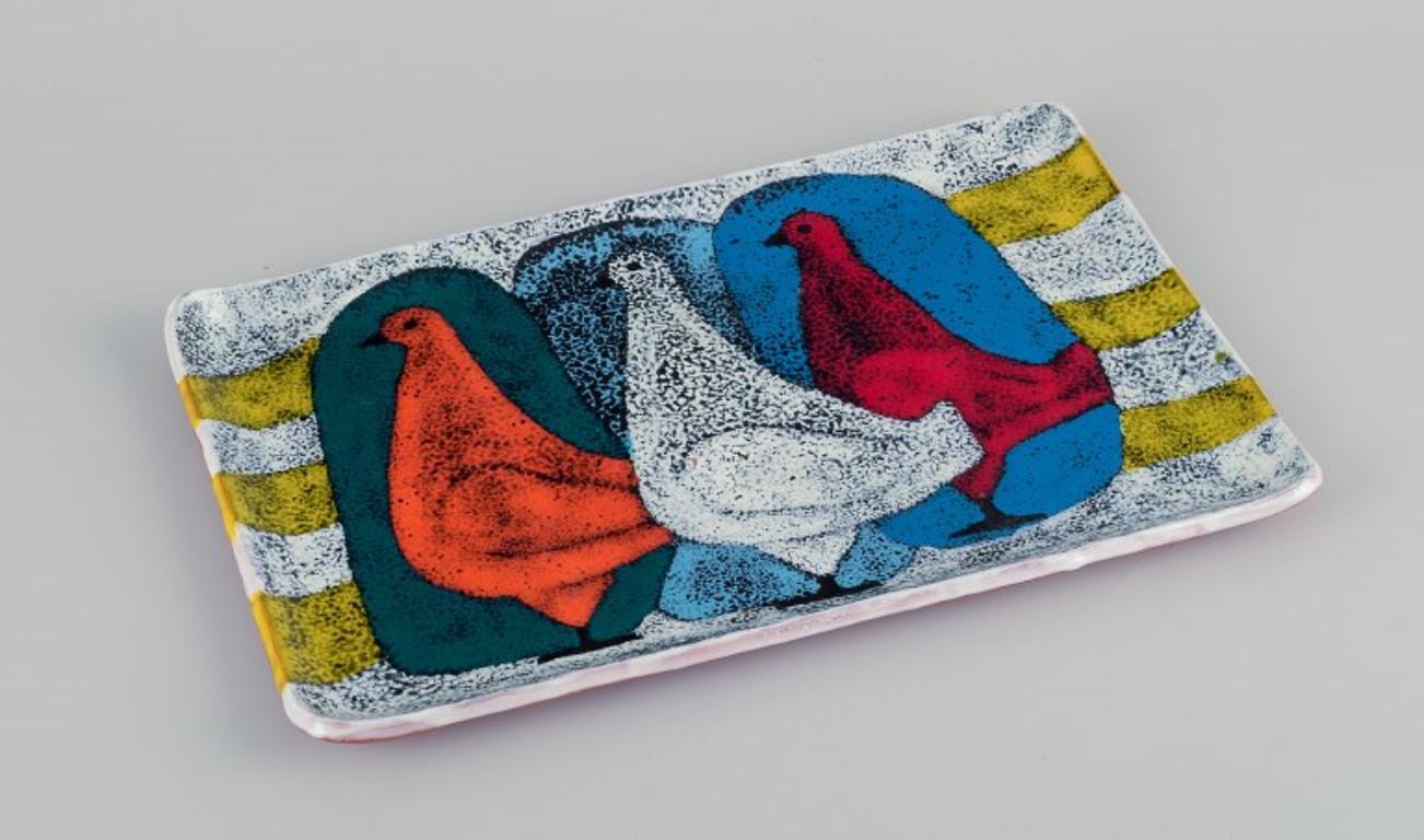 Italian studio ceramics, dish. Featuring a motif of three doves.
Hand-glazed. Polychrome glaze.
From around the 1970s.
In perfect condition.
Signed.
Dimensions: Width 31.5 cm x Depth 20.5 cm x Height 2.0 cm.