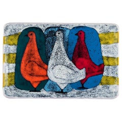 Ceramica da studio italiana, piatto. Con un motivo di tre colombe.