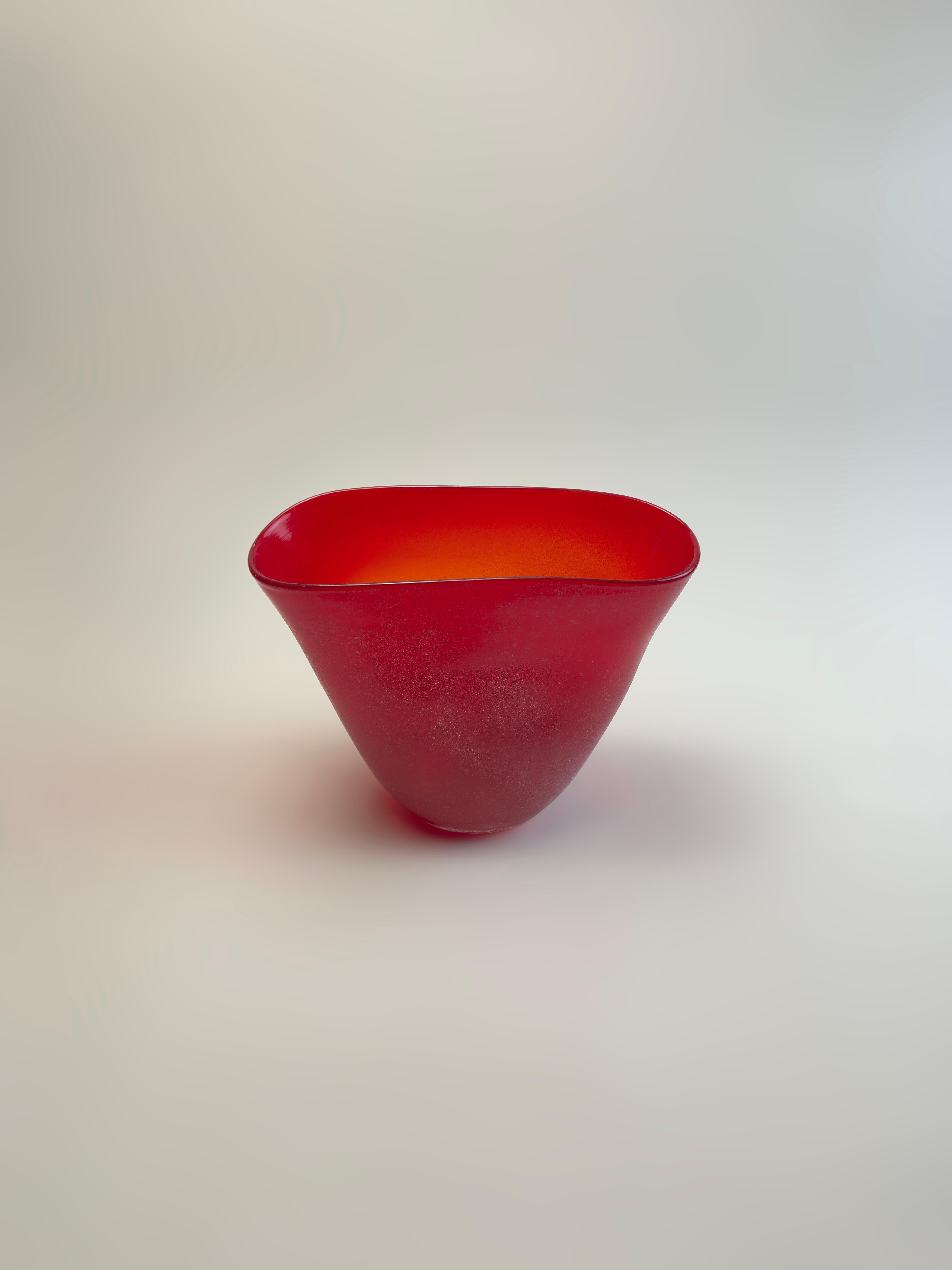 Jarrón de cristal italiano Studio Scavo en rojo, circa años 90 Moderno de mediados de siglo en venta