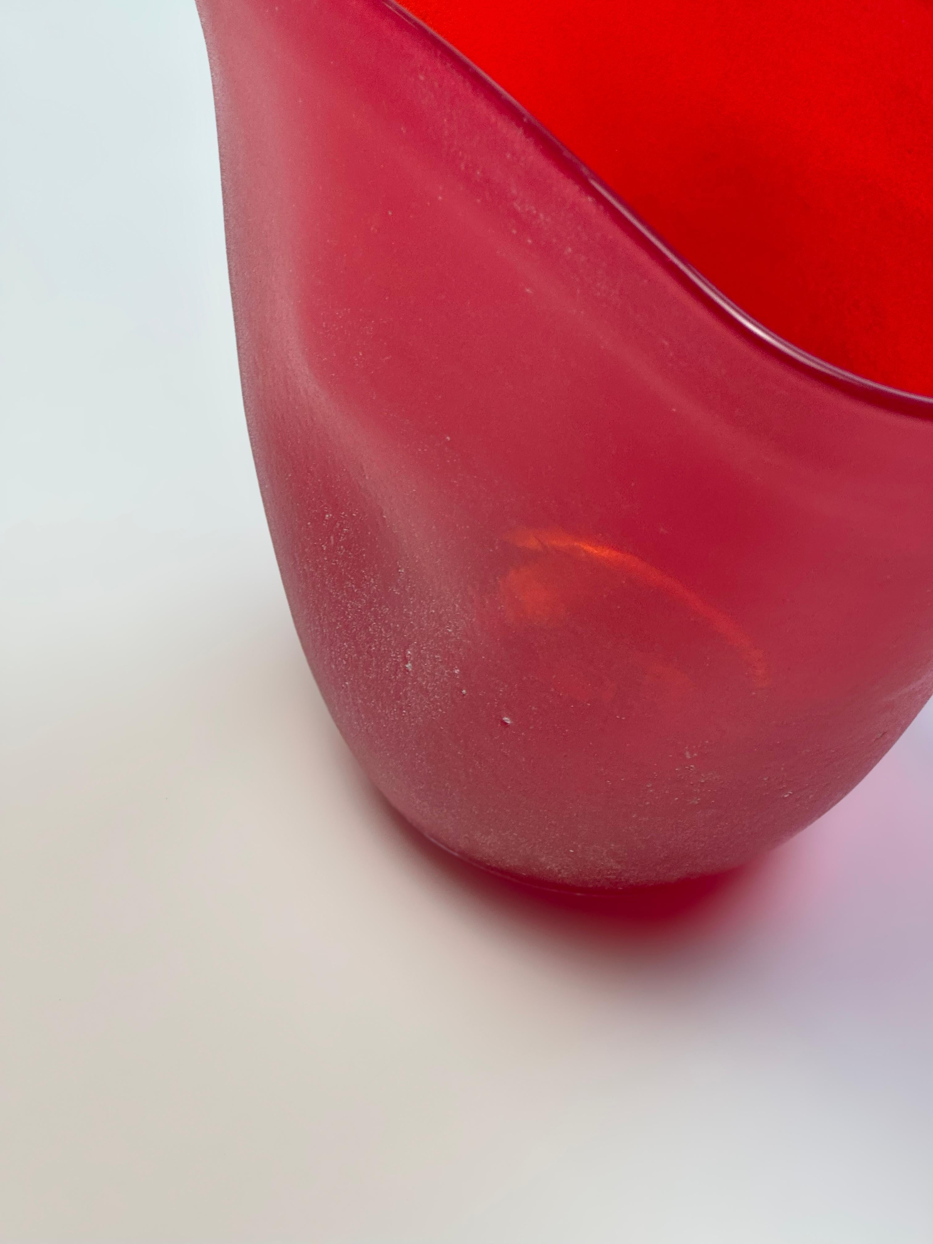 Jarrón de cristal italiano Studio Scavo en rojo, circa años 90 Italiano en venta