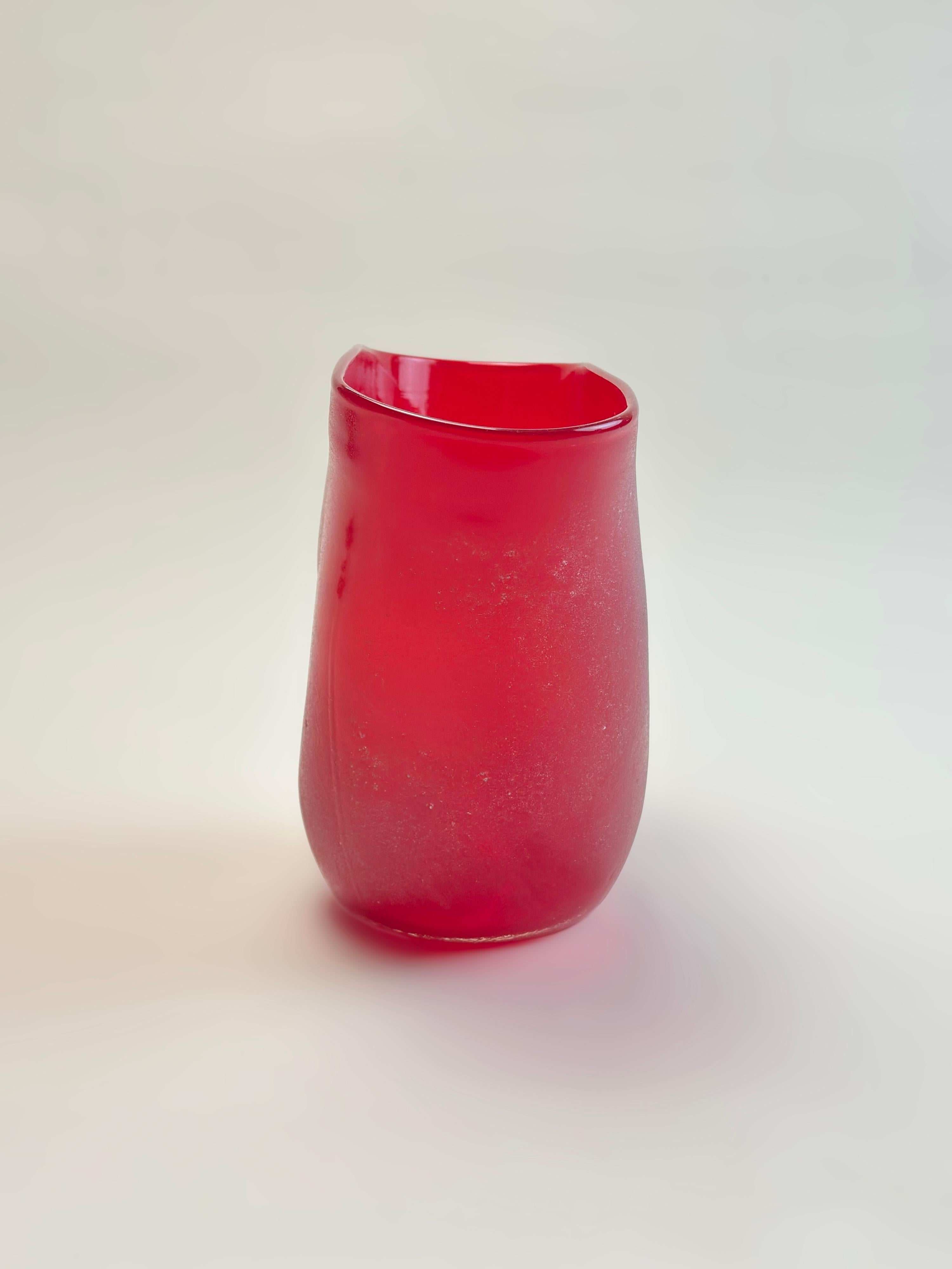Jarrón de cristal italiano Studio Scavo en rojo, circa años 90 Hecho a mano en venta