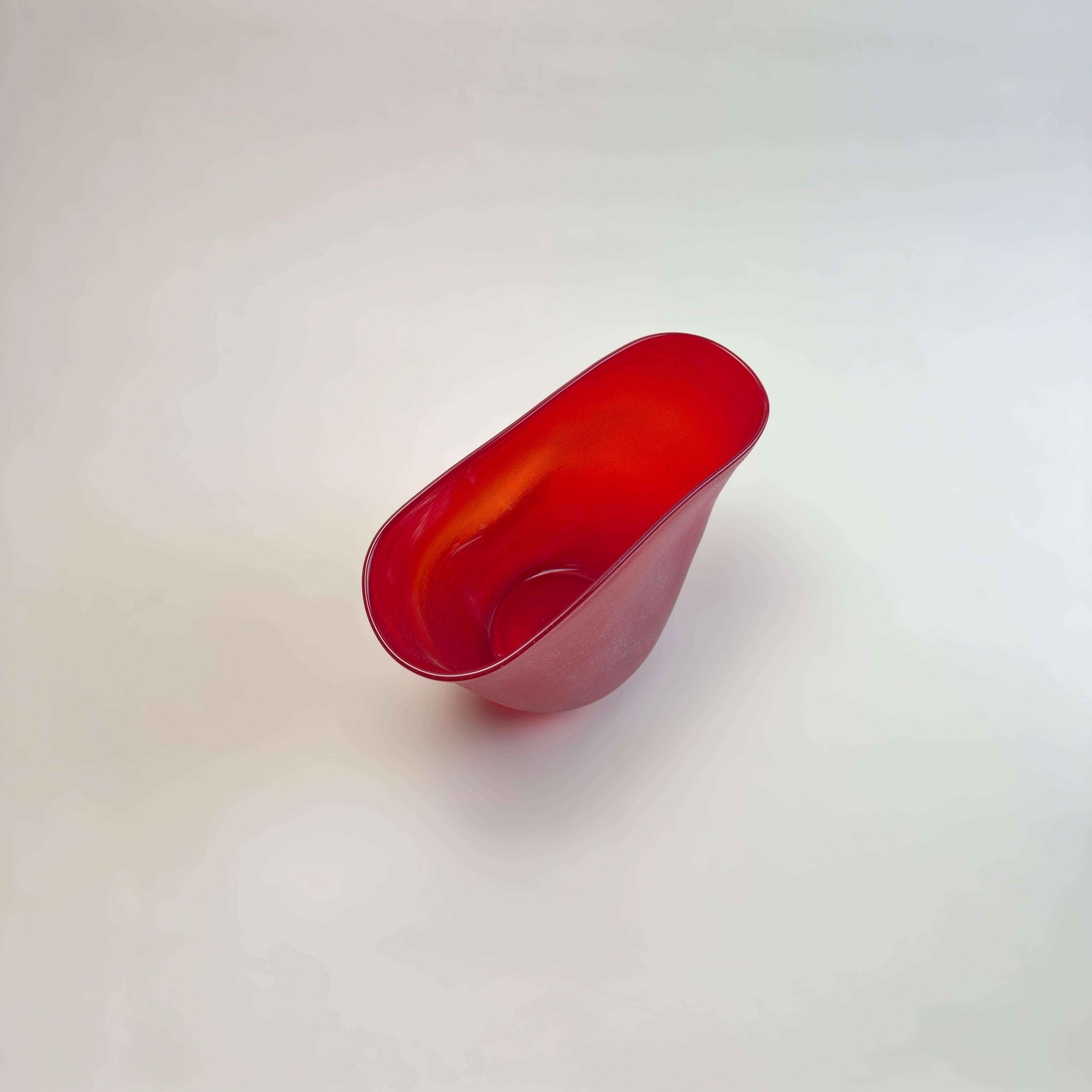 Jarrón de cristal italiano Studio Scavo en rojo, circa años 90 en Bueno estado para la venta en Glasgow, GB