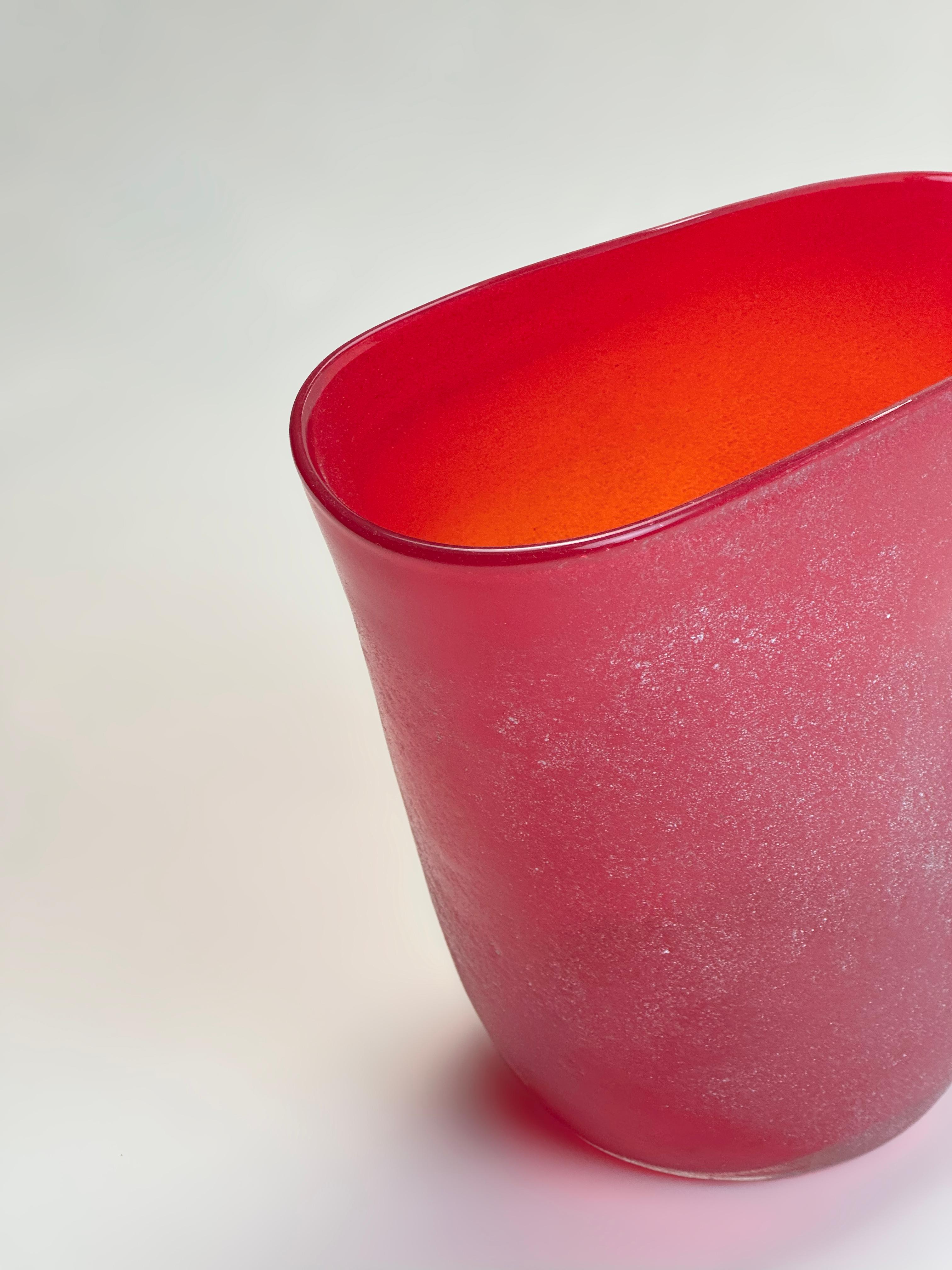 Jarrón de cristal italiano Studio Scavo en rojo, circa años 90 Vidrio en venta