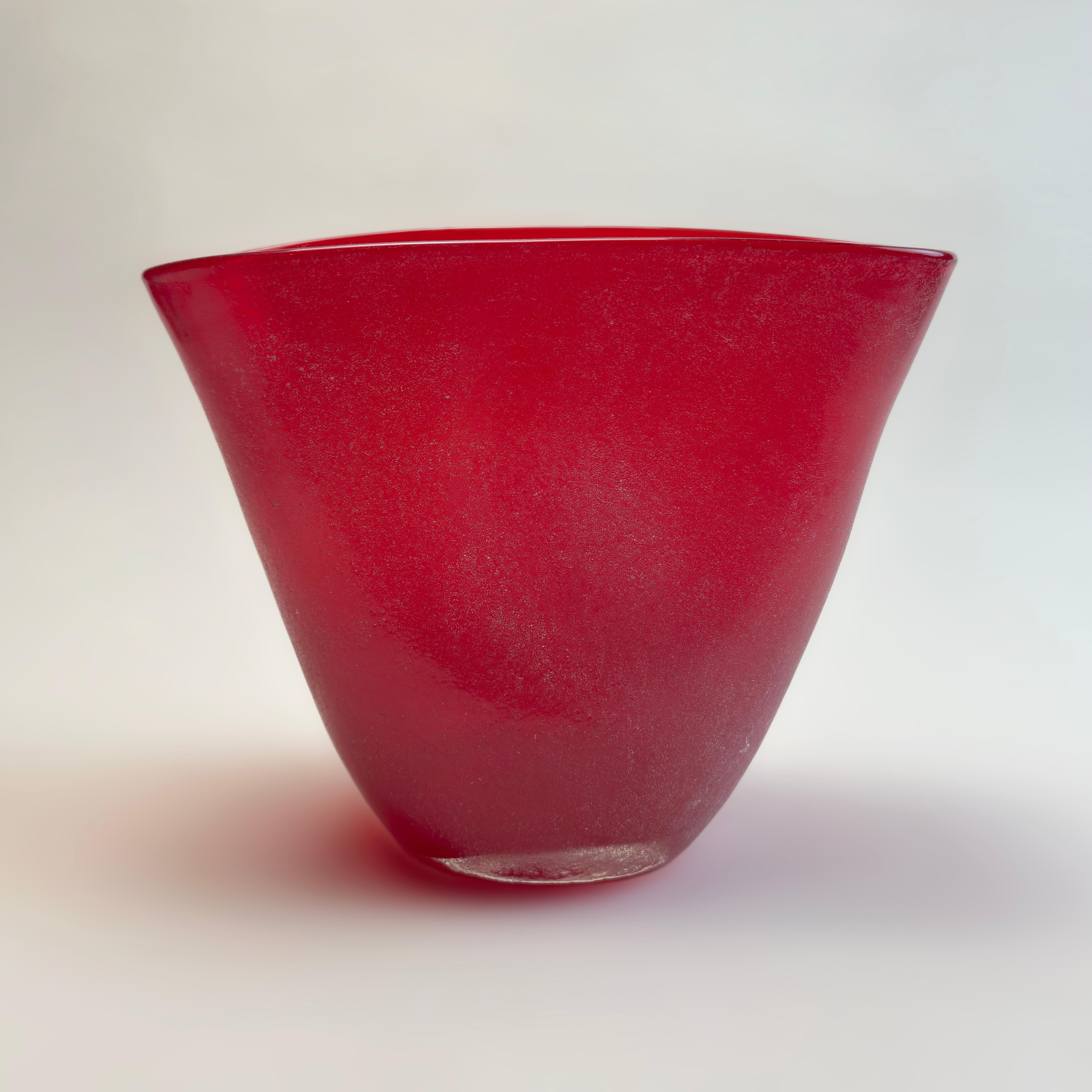 Jarrón de cristal italiano Studio Scavo en rojo, circa años 90 en venta 1