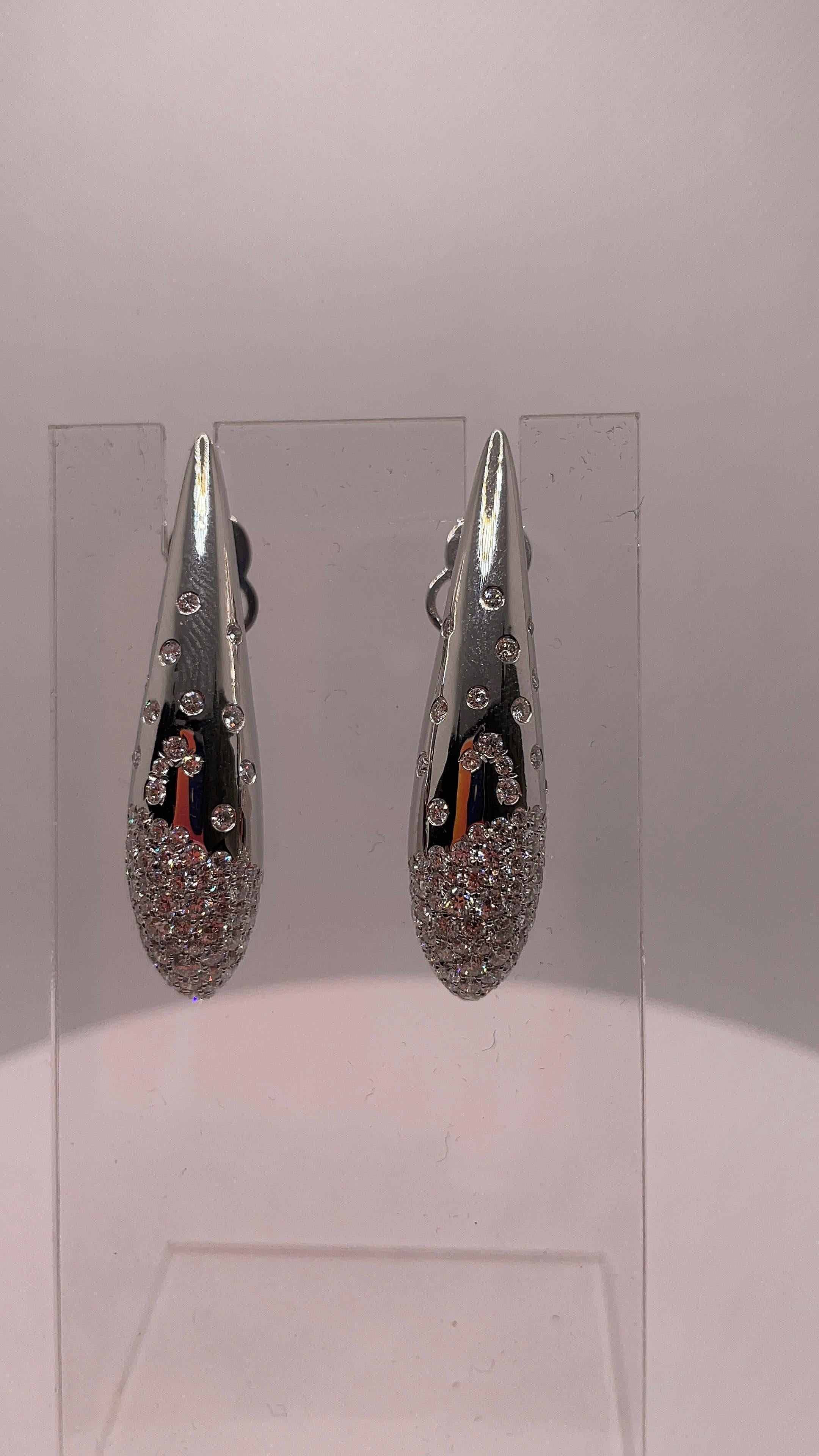 Moderne Boucles d'oreilles de style italien en or blanc 18K avec diamants en vente