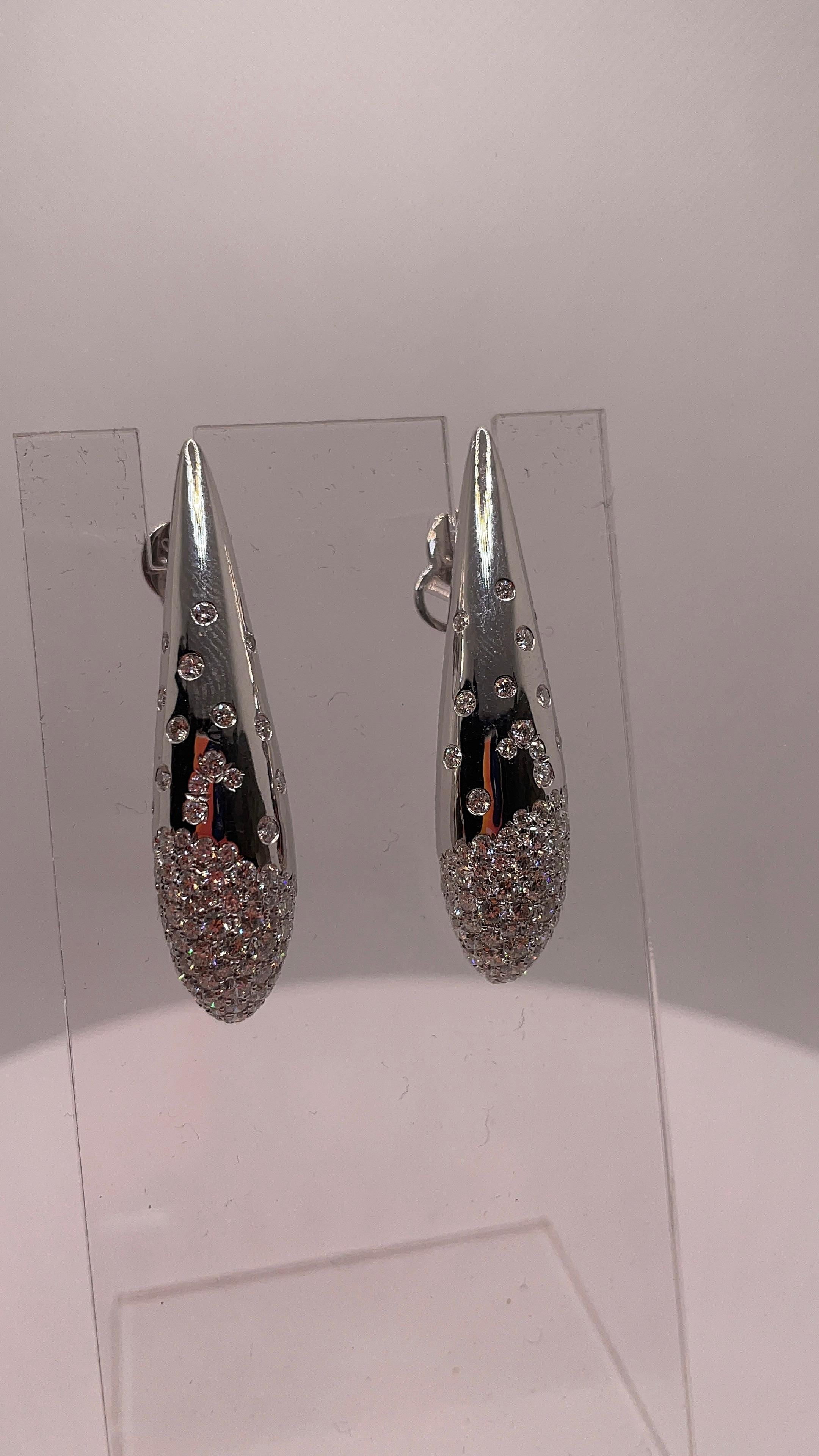 Taille ronde Boucles d'oreilles de style italien en or blanc 18K avec diamants en vente