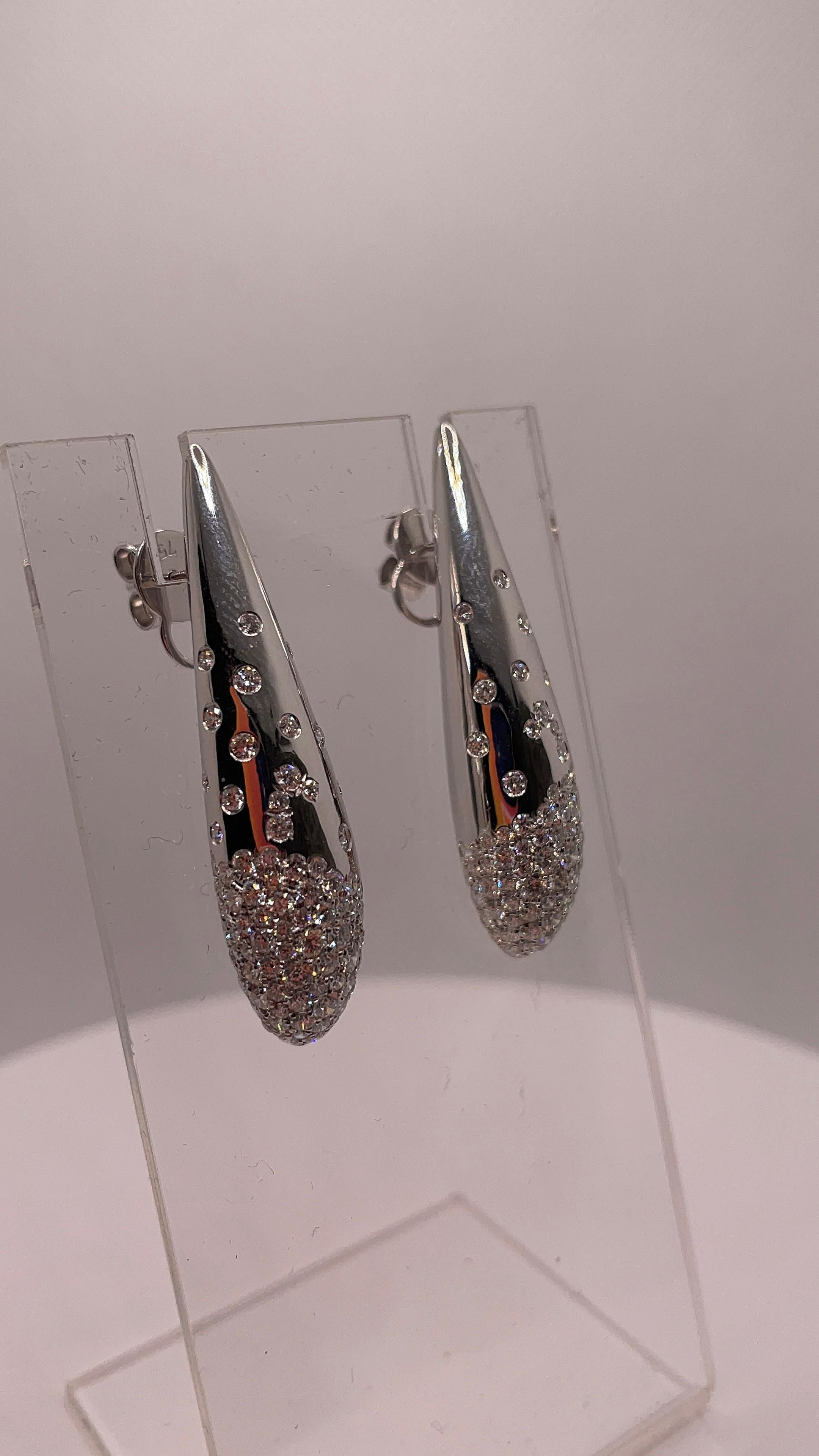 Boucles d'oreilles de style italien en or blanc 18K avec diamants Neuf - En vente à Hong Kong, HK