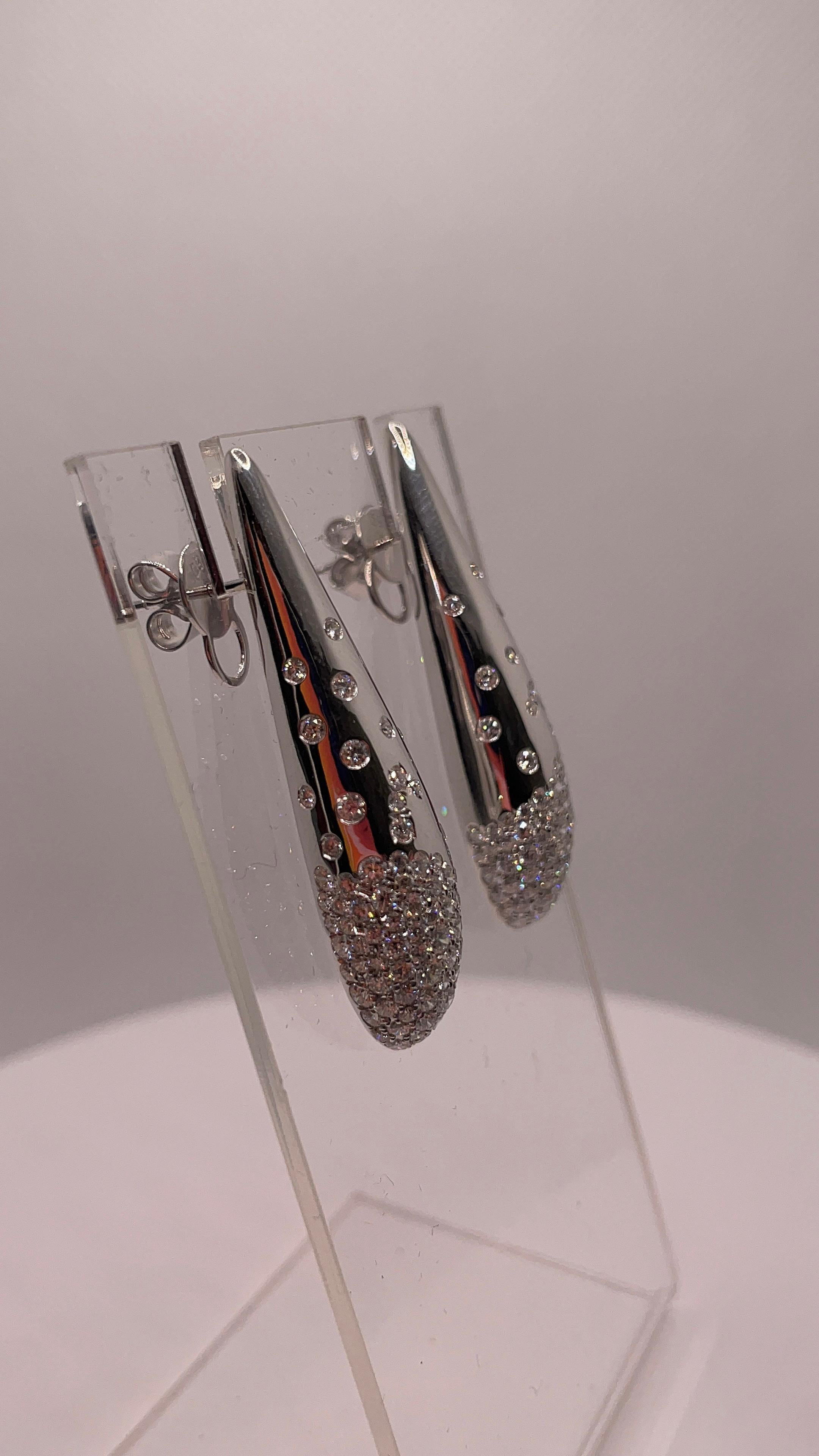Boucles d'oreilles de style italien en or blanc 18K avec diamants Pour femmes en vente