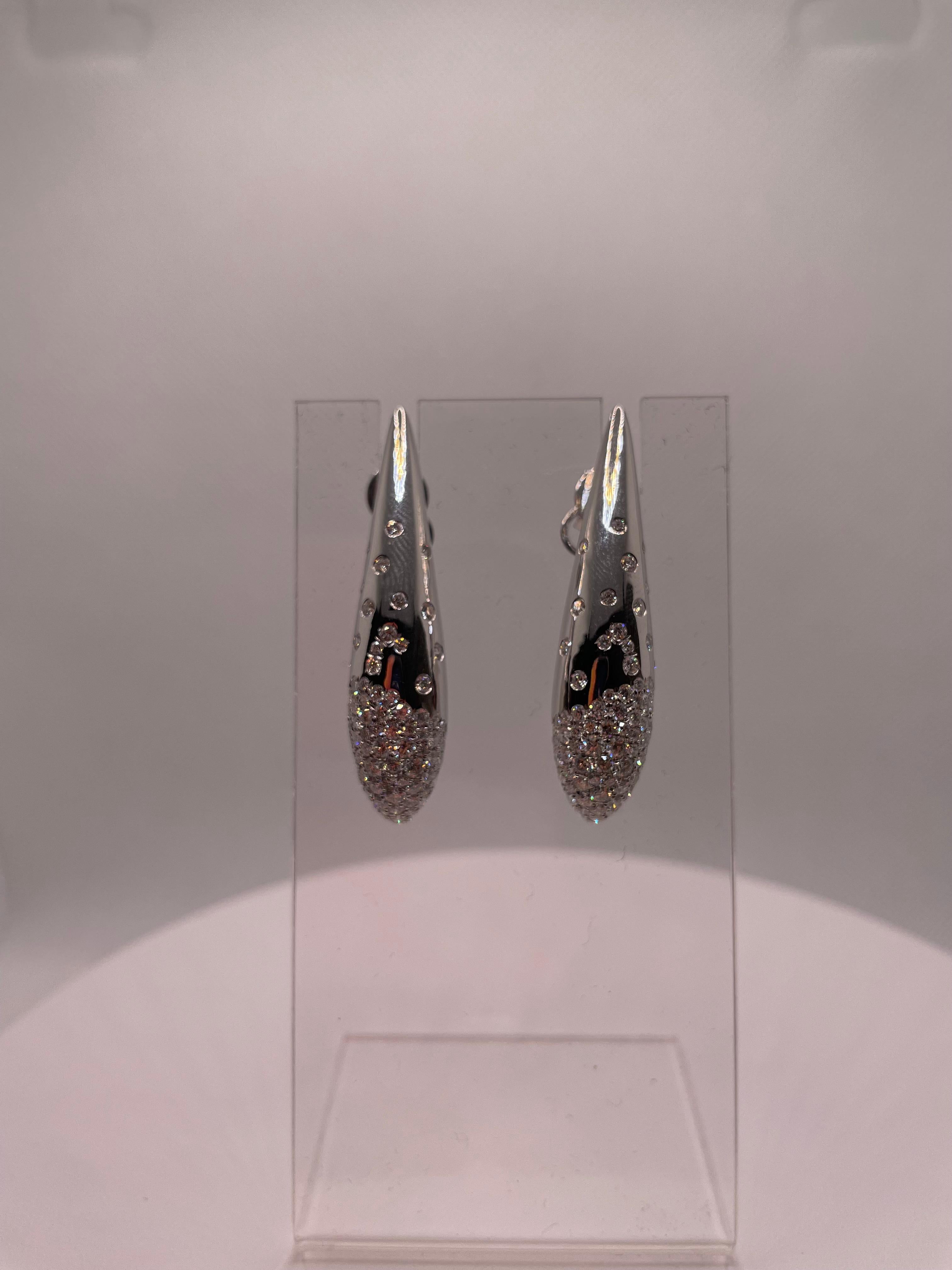 Boucles d'oreilles de style italien en or blanc 18K avec diamants en vente 1