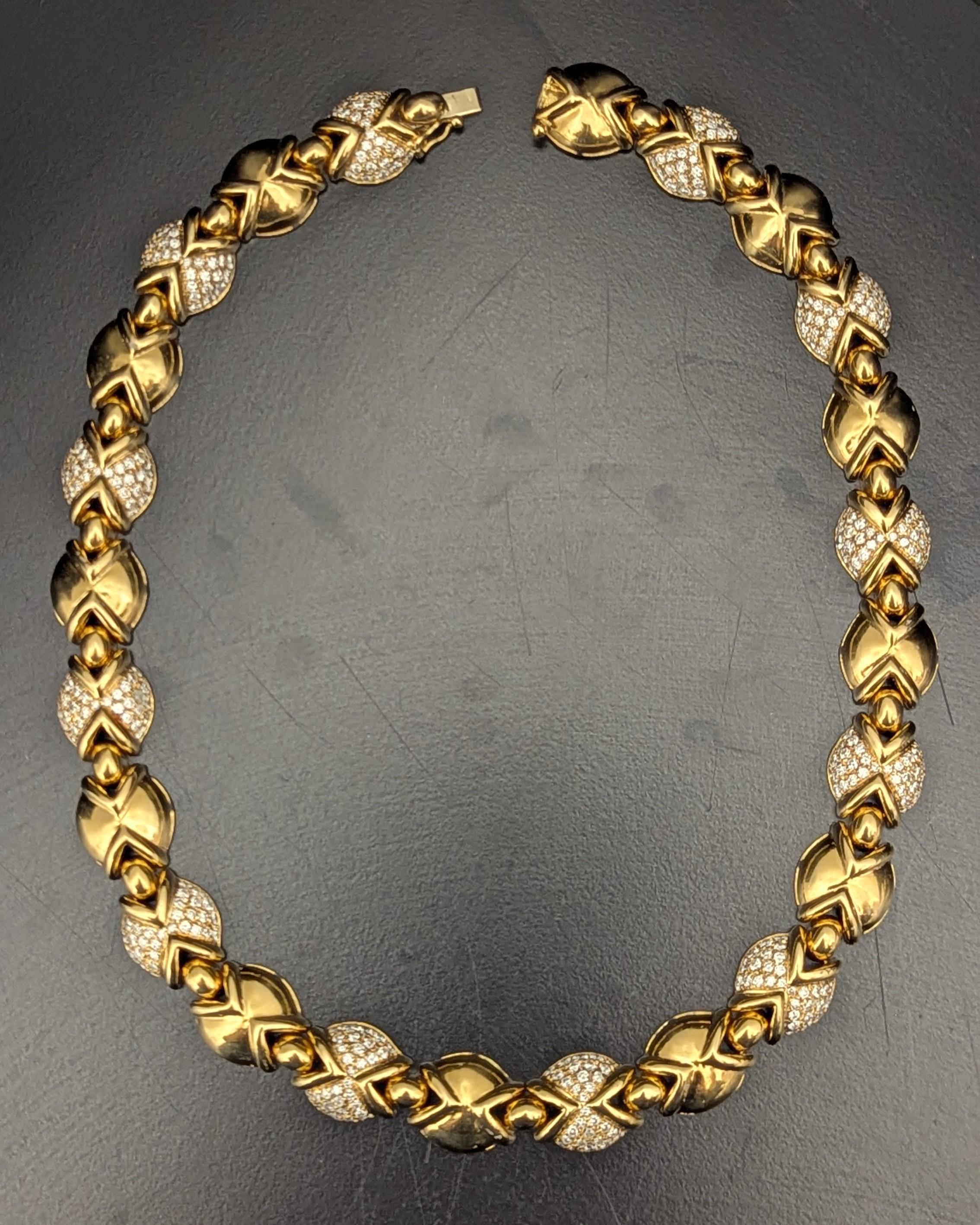 Este collar de bella factura tiene aproximadamente 10,00 quilates de diamantes engastados en oro amarillo de 18 quilates. 