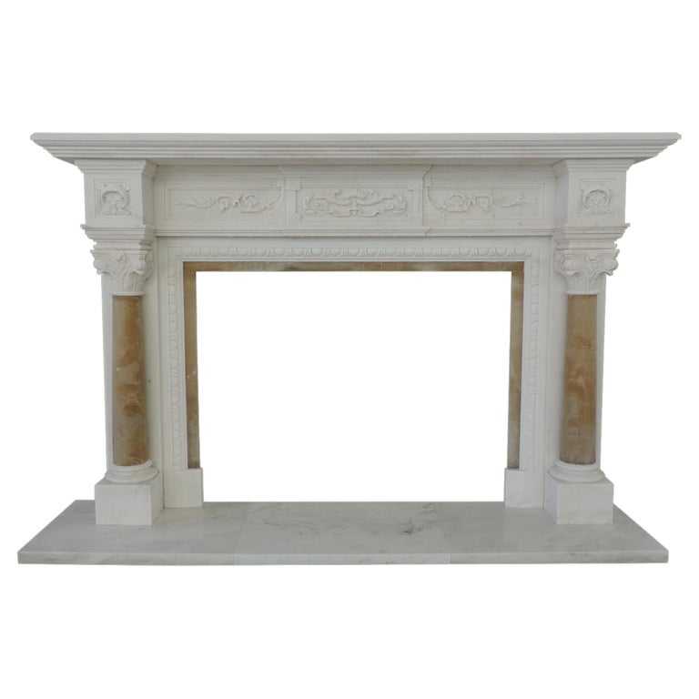 Cheminée en marbre bicolore de style italien du 19e siècle, sculptée à la  main En vente sur 1stDibs