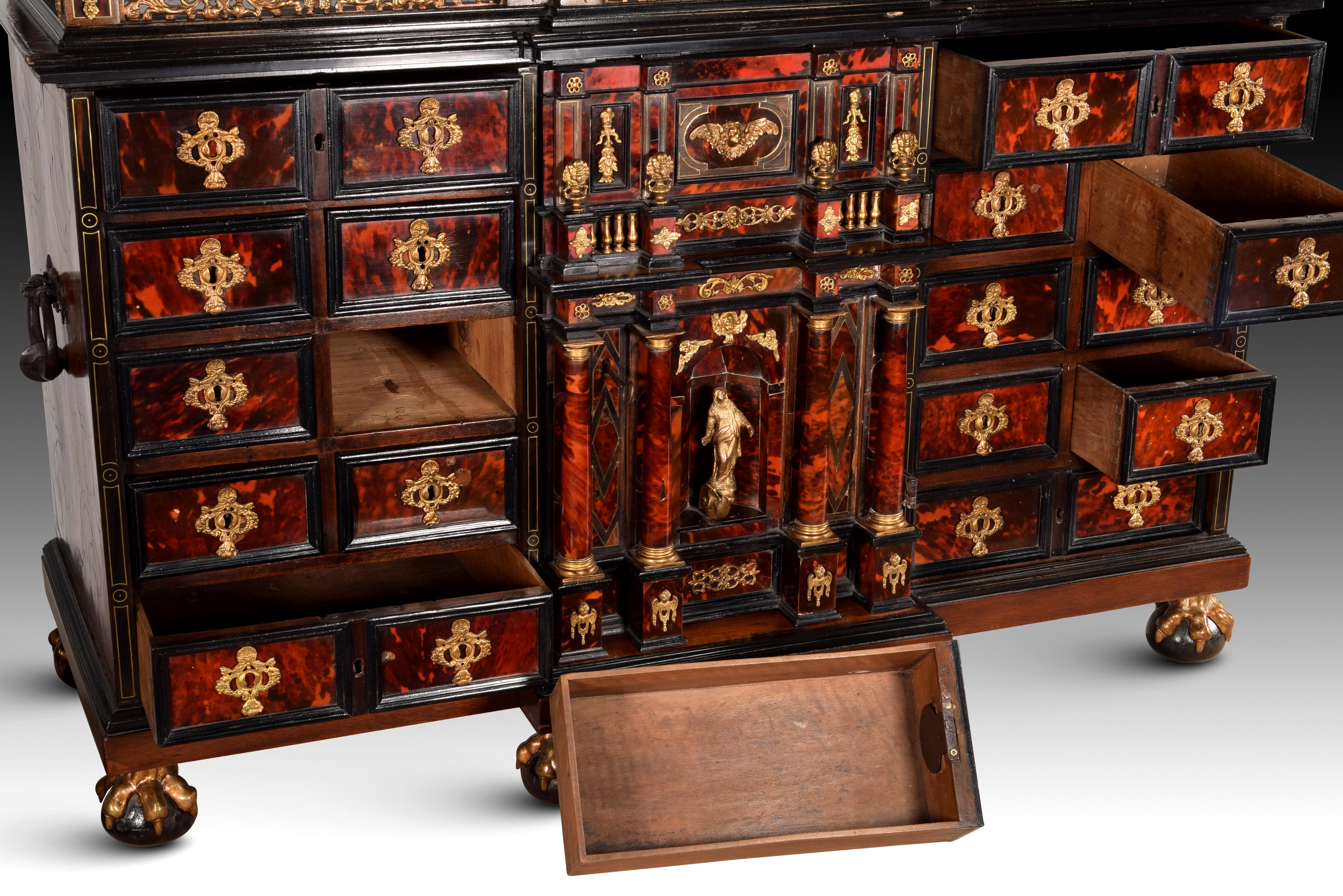 Open sample desk located on claws with ball of rectangular shape. The front presents the central zone advanced and outstanding, with chapel; the lateral ones present, each one, ten drawers with closing to key organized in two lines; The work is