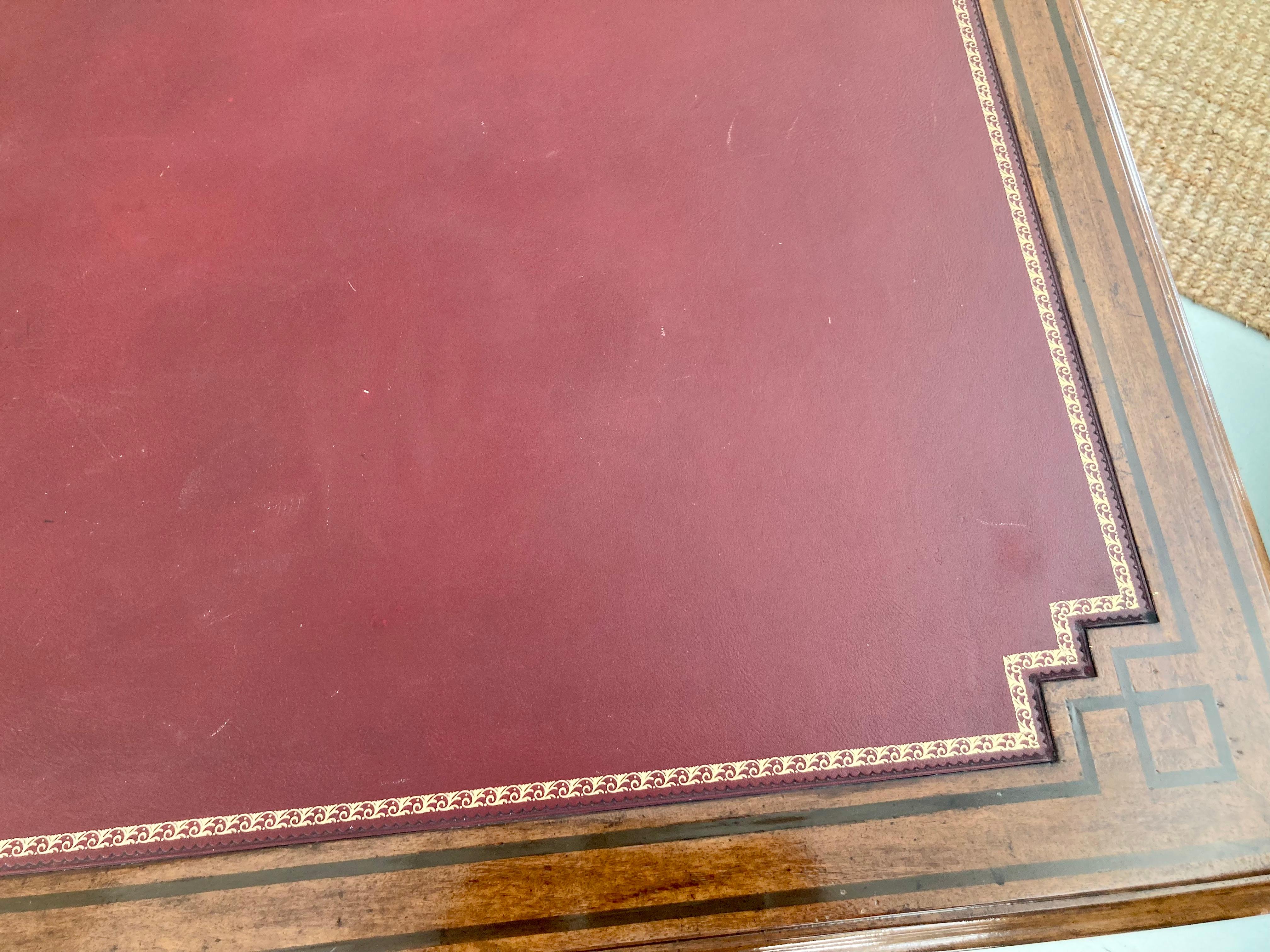 Escritorio Tallado Estilo Italiano Con Tapa De Cuero Rojo en venta 3