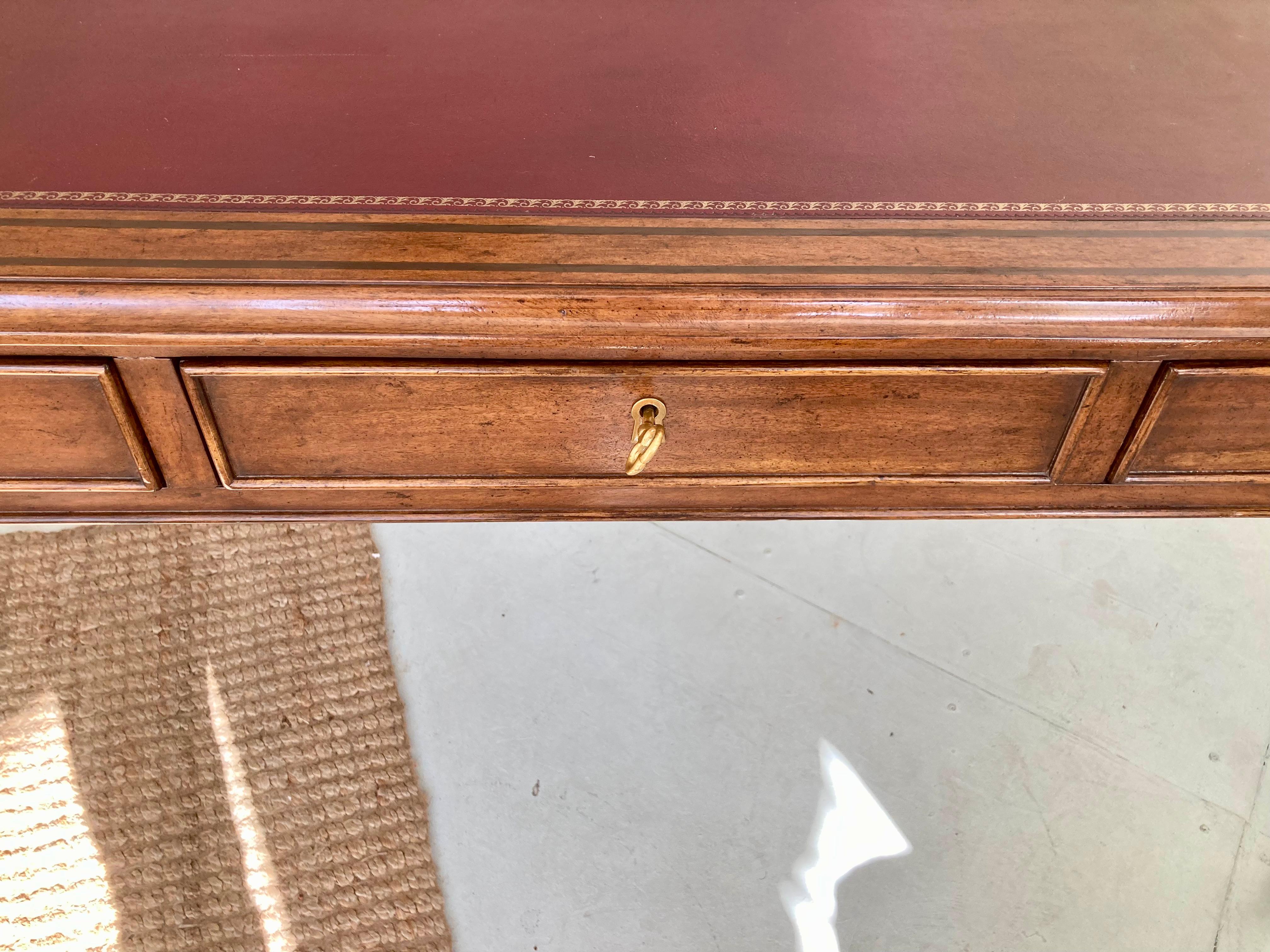 Escritorio Tallado Estilo Italiano Con Tapa De Cuero Rojo en venta 6