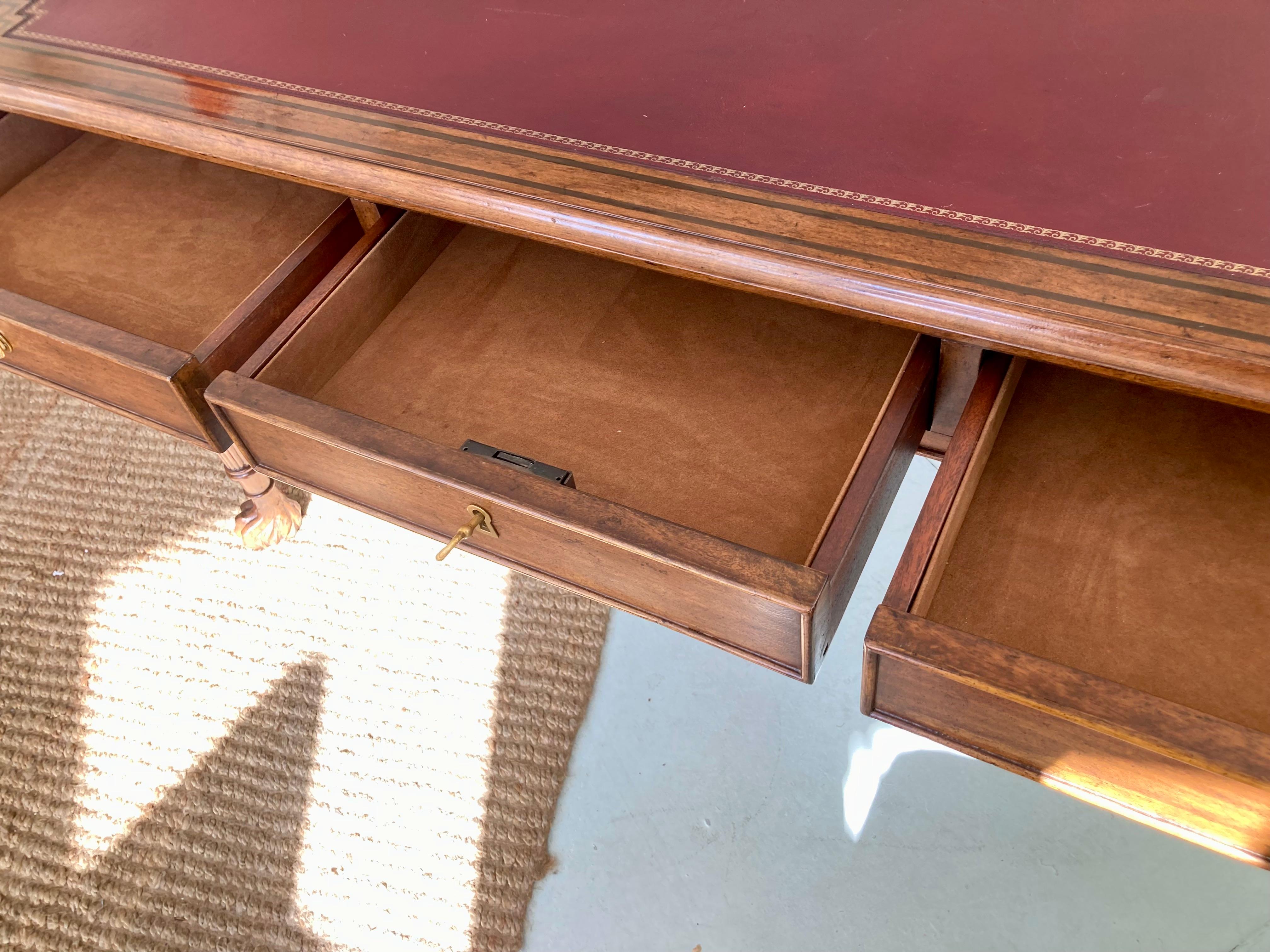 Escritorio Tallado Estilo Italiano Con Tapa De Cuero Rojo en venta 8