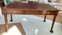 Escritorio Tallado Estilo Italiano Con Tapa De Cuero Rojo