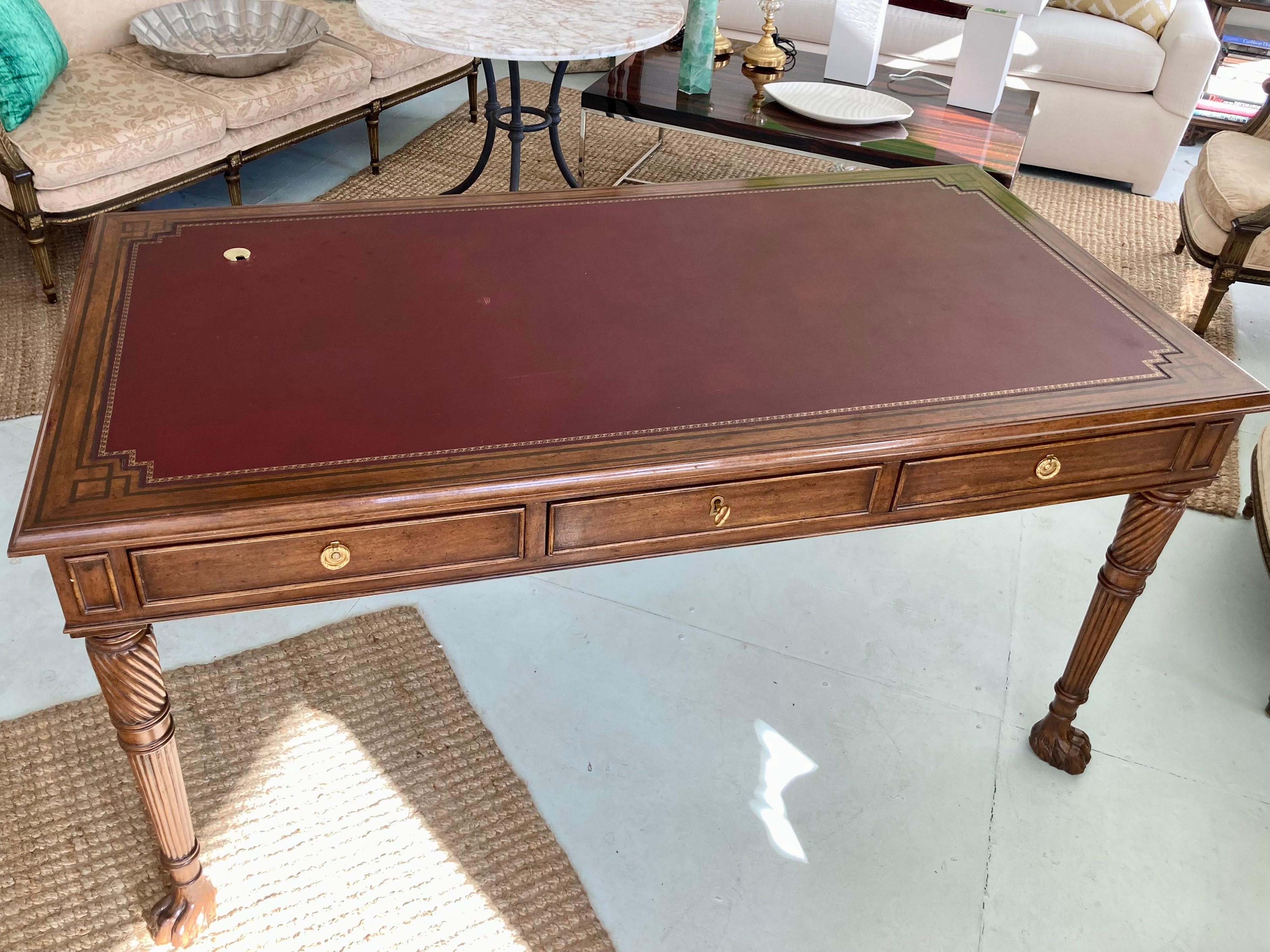 Escritorio Tallado Estilo Italiano Con Tapa De Cuero Rojo en Bueno estado para la venta en Los Angeles, CA
