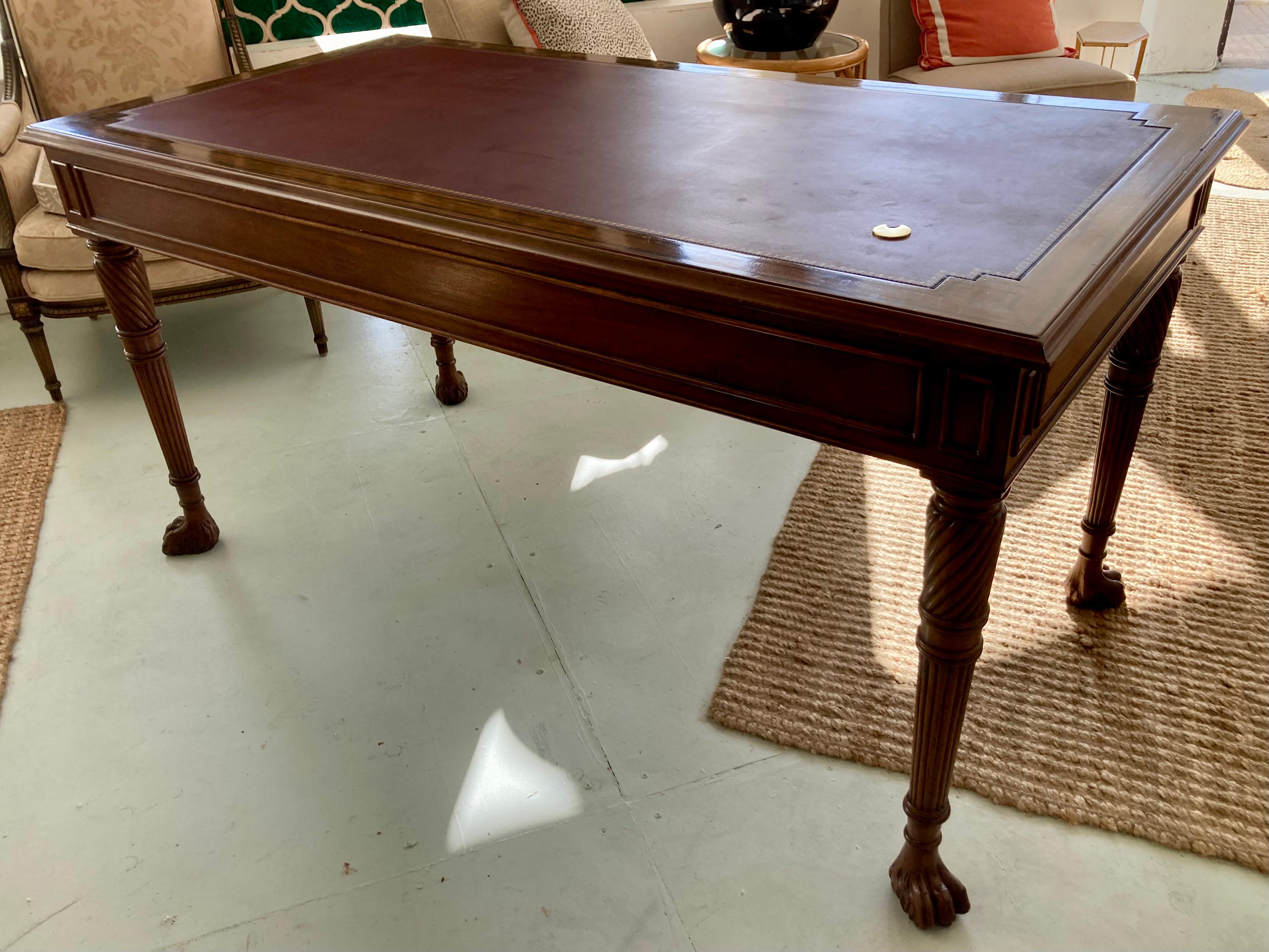 Escritorio Tallado Estilo Italiano Con Tapa De Cuero Rojo Otro en venta