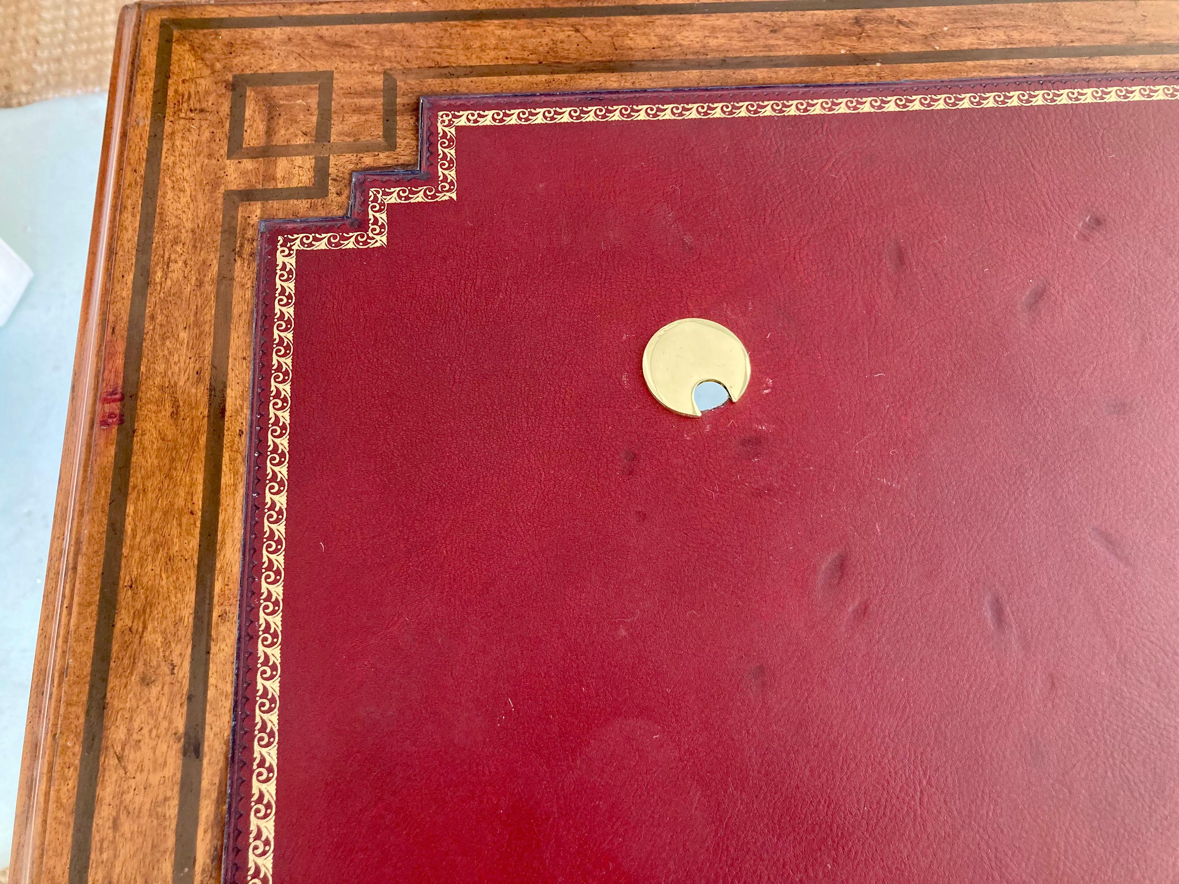 Escritorio Tallado Estilo Italiano Con Tapa De Cuero Rojo en venta 1