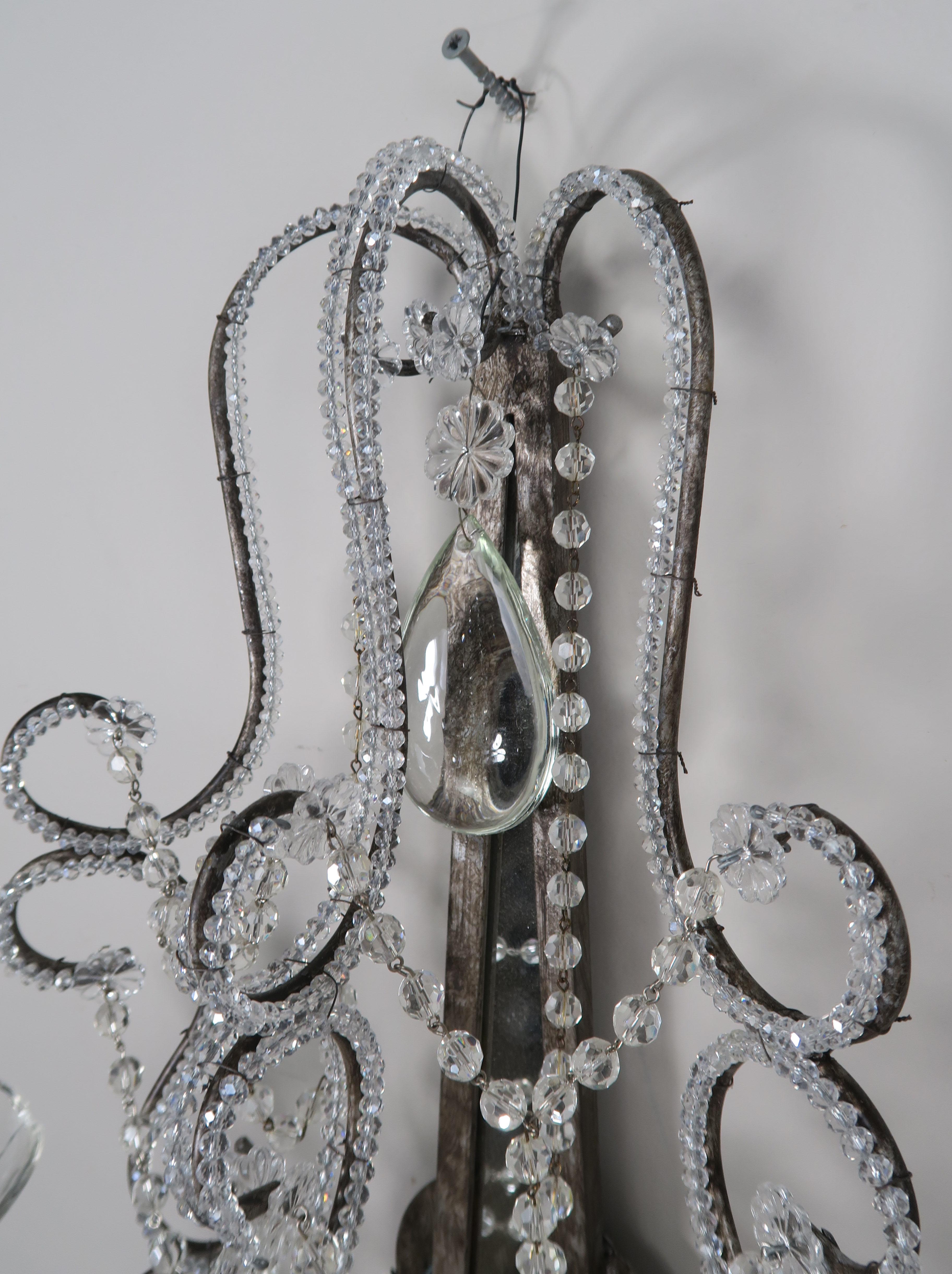 Ein Paar verspiegelte Wandleuchter aus Kristall mit Perlen im italienischen Stil (Italienisch)