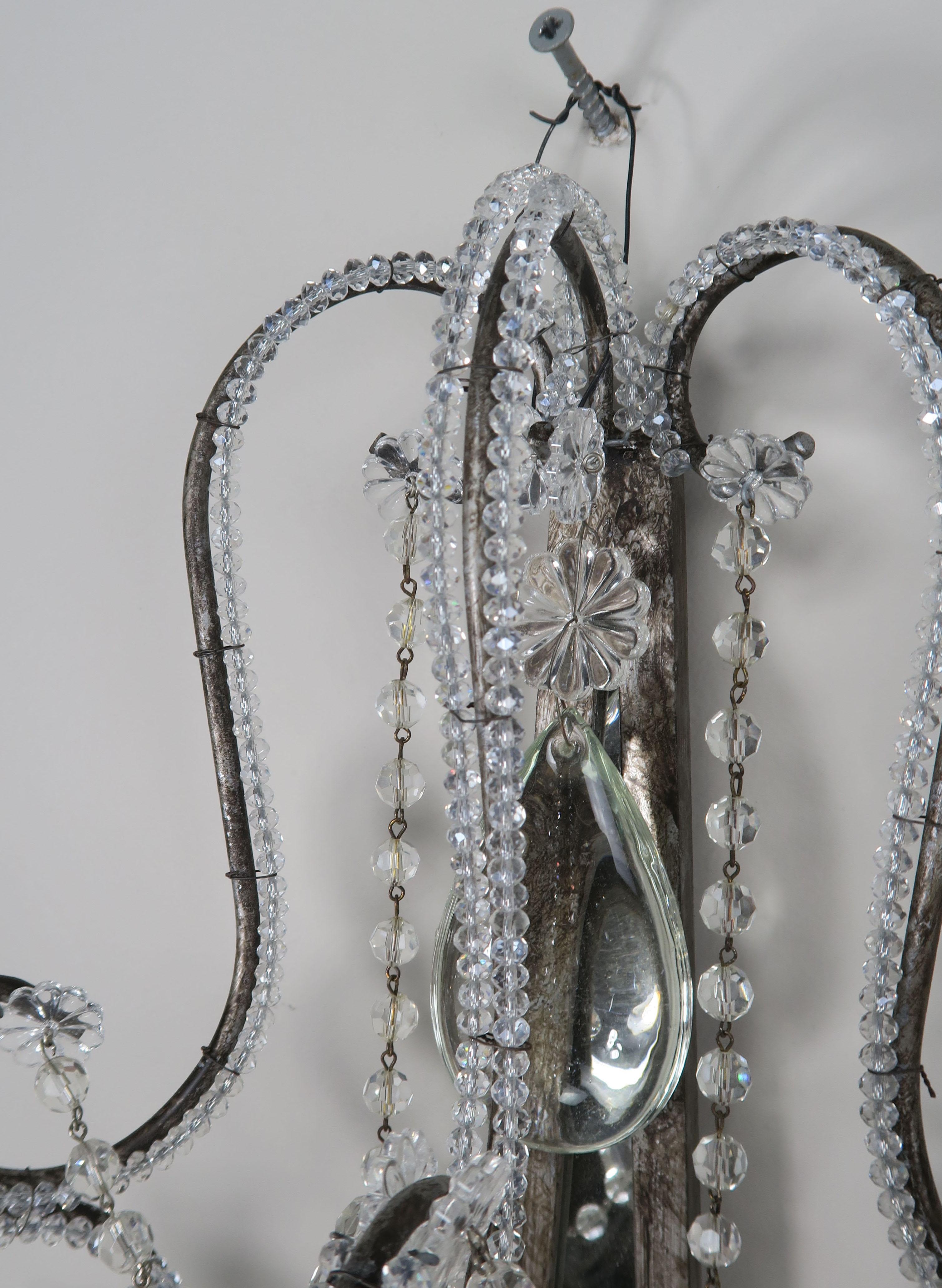 Ein Paar verspiegelte Wandleuchter aus Kristall mit Perlen im italienischen Stil im Zustand „Hervorragend“ in Los Angeles, CA