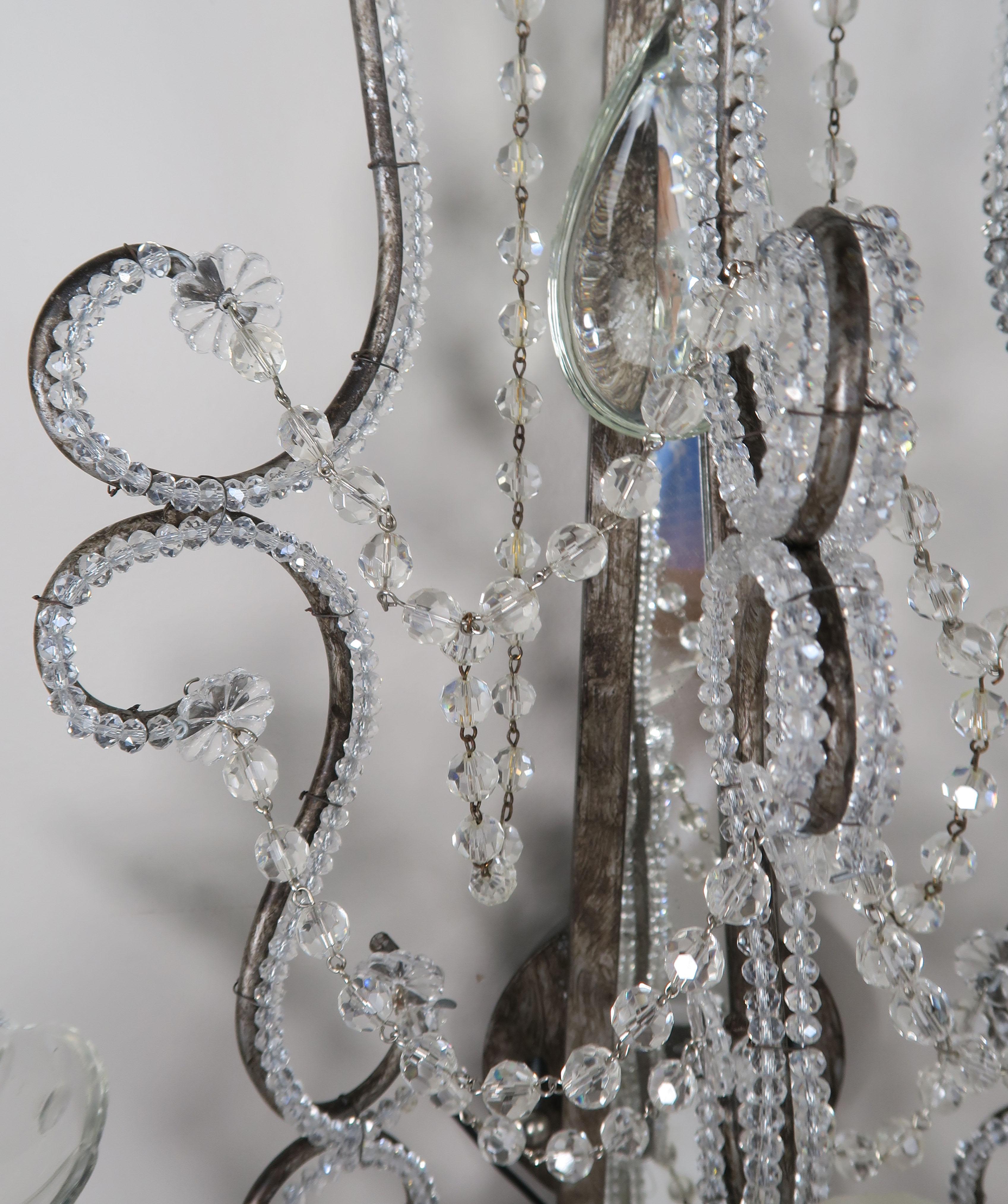 Ein Paar verspiegelte Wandleuchter aus Kristall mit Perlen im italienischen Stil (Rokoko)