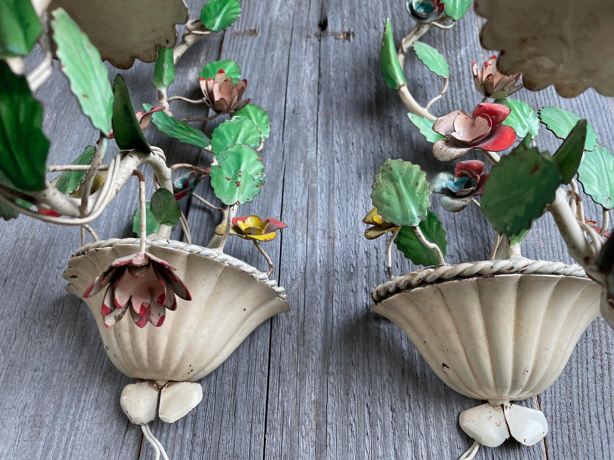 Lampada da parete a forma di fiore in stile italiano In condizioni discrete in vendita a Nivelles, BE