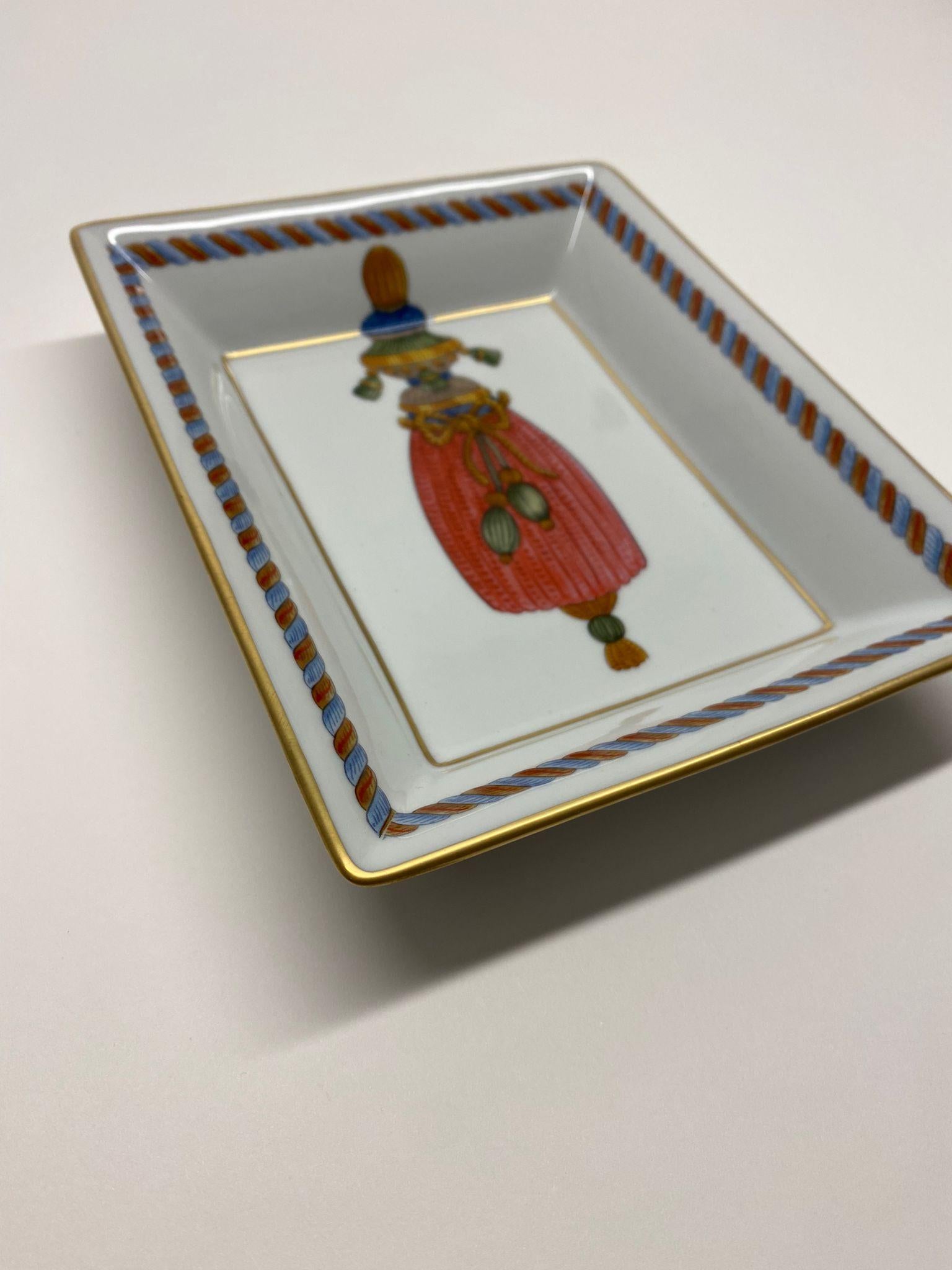Italian craftsmanship Ashtray decorated withcoloured elegant decoration with real gold finishes.
Entirely made in Florence by our master craftsmen.

Artecornici design produces hand colored art prints, artisan frames, lightings, decorative