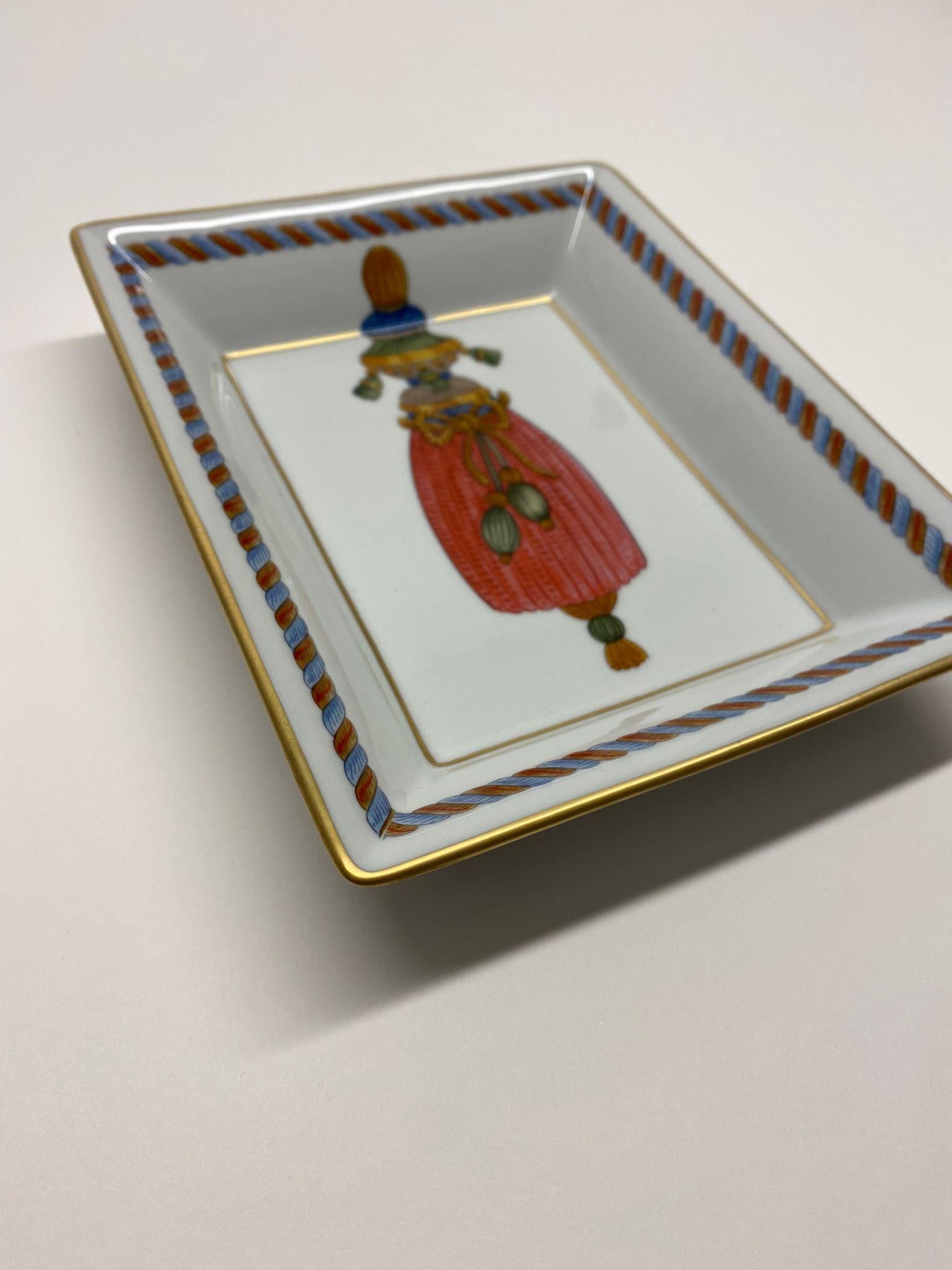 Cendrier de fabrication italienne décoré d'une décoration élégante avec des finitions en or véritable.
Entièrement fabriqué à Florence par nos maîtres artisans.

Artecornici design produit des impressions d'art colorées à la main, des cadres
