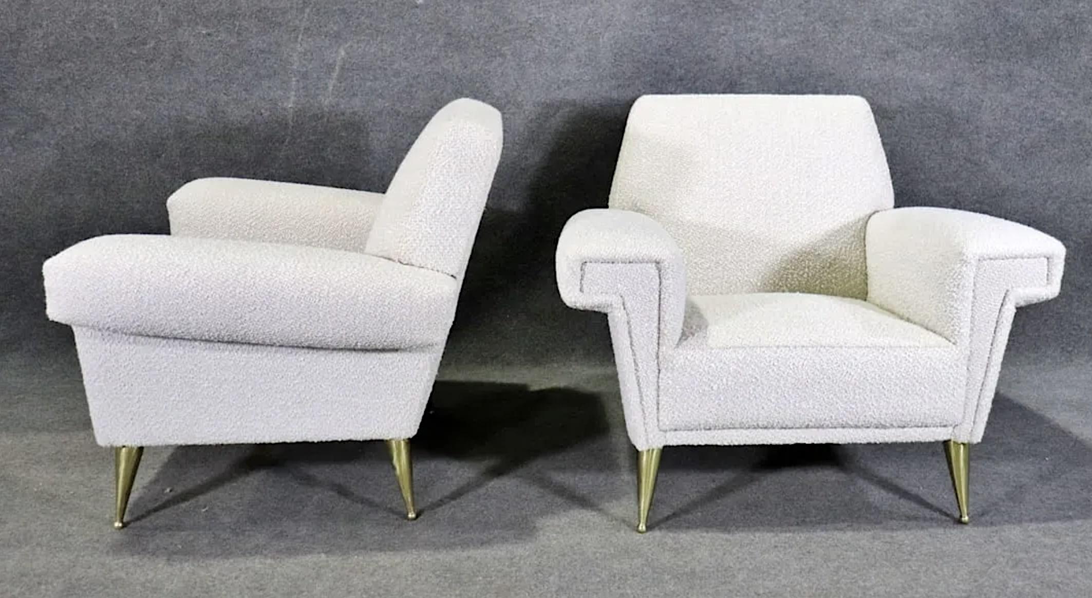 Pareja de excelentes sillones con patas de latón pulido. Gran diseño moderno de mediados de siglo con comodidad y estilo.
Por favor, confirme la ubicación NY o NJ