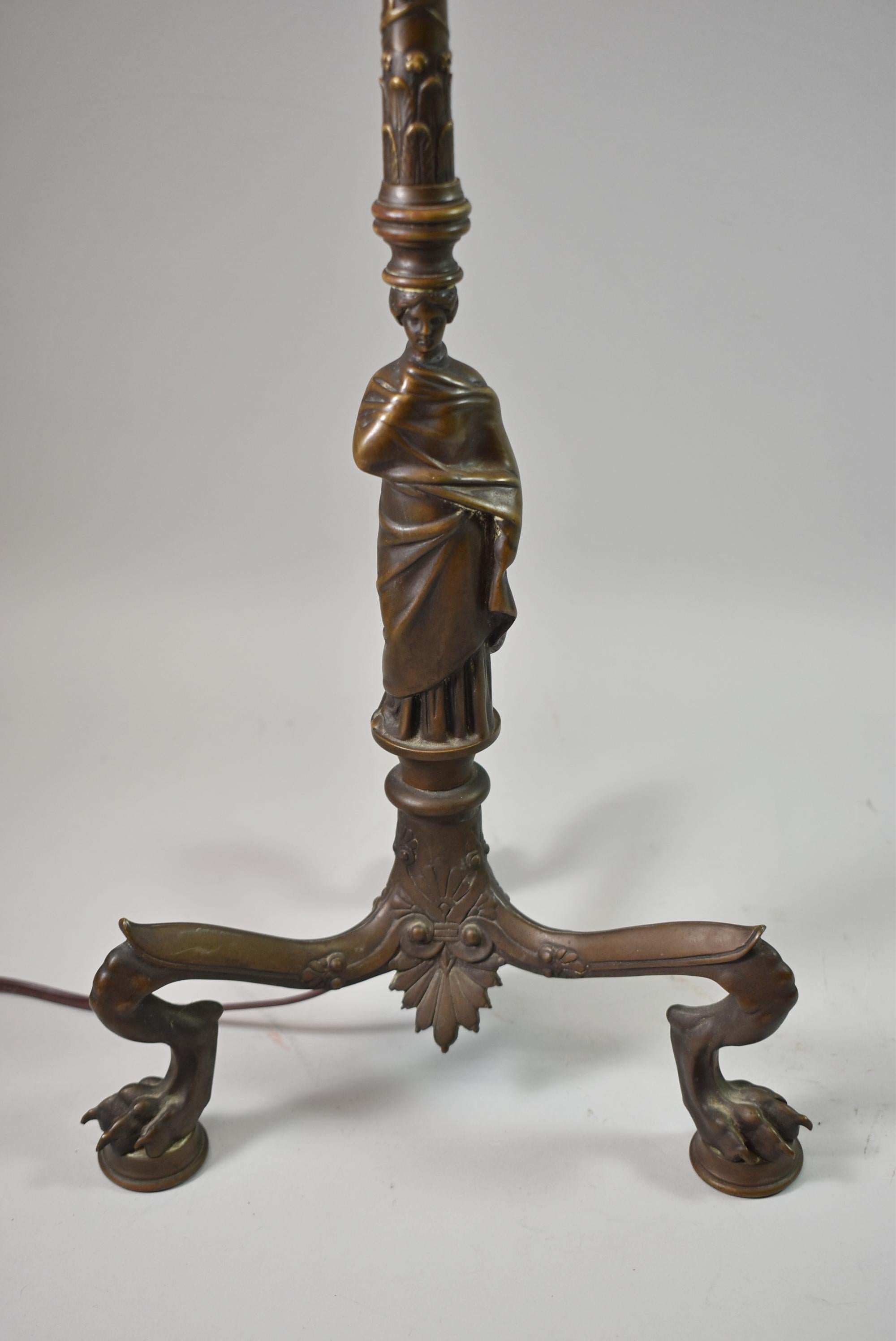 Mouvement esthétique Lampe de bureau de style italien néoclassique en bronze avec base figurative et pieds en pattes de pattes en vente