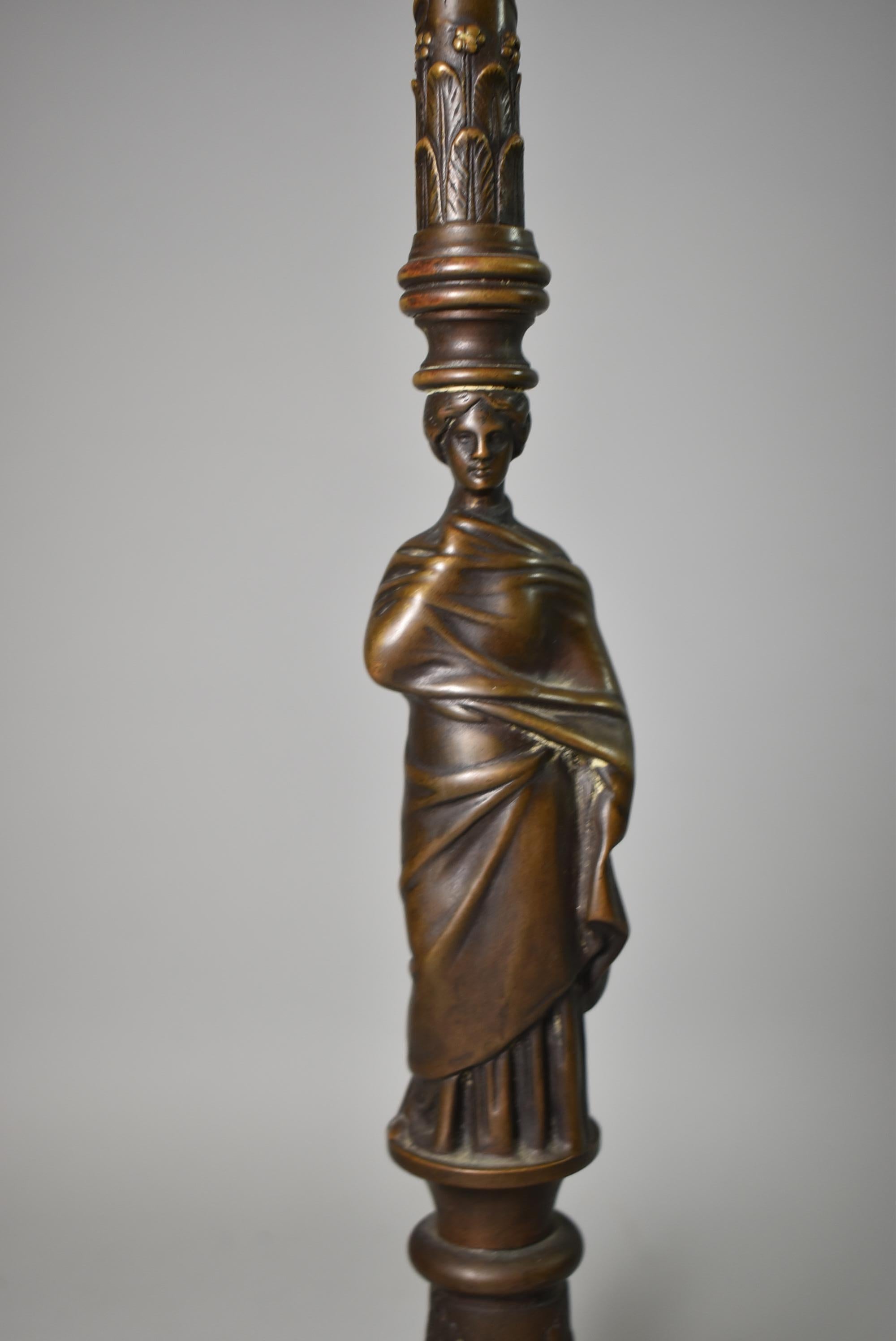 Lampe de bureau de style italien néoclassique en bronze avec base figurative et pieds en pattes de pattes Bon état - En vente à Toledo, OH