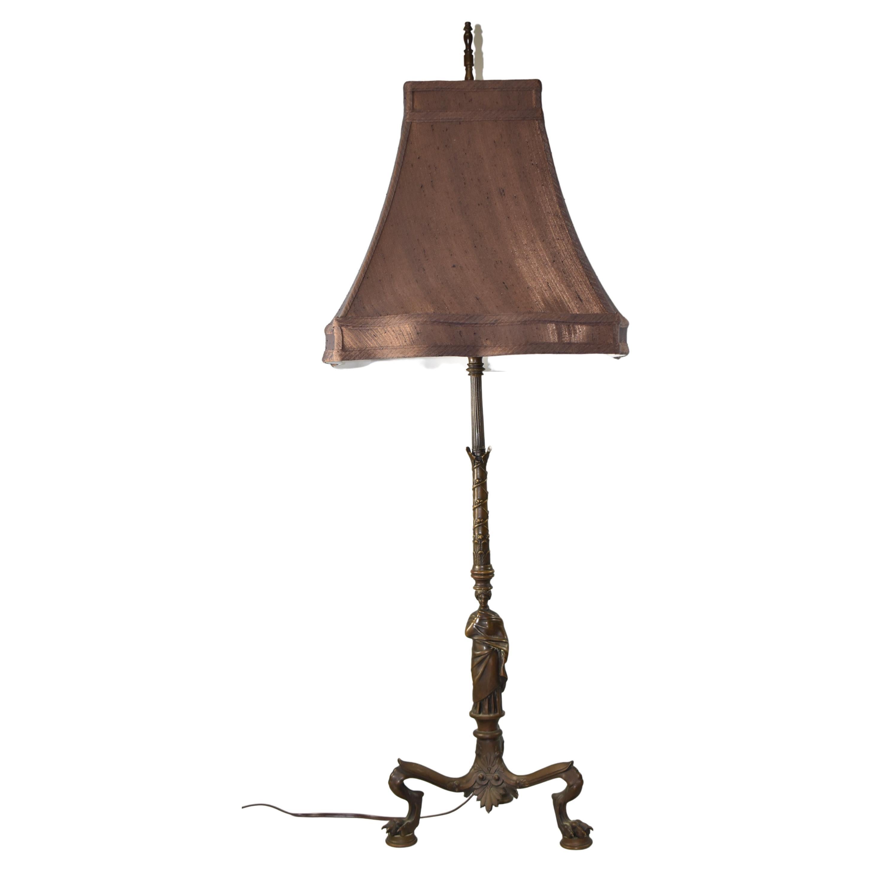 Lampe de bureau de style italien néoclassique en bronze avec base figurative et pieds en pattes de pattes en vente