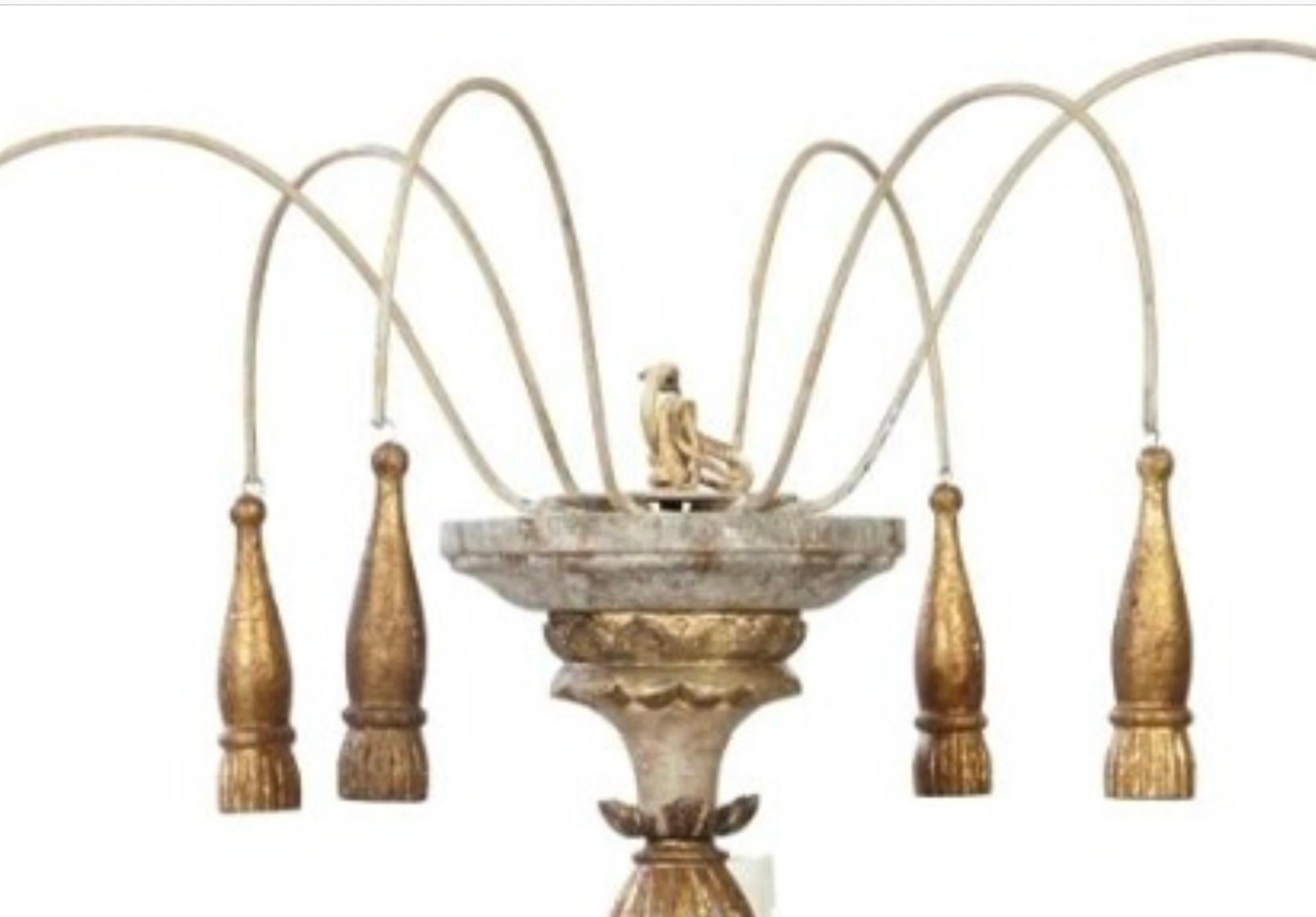 20ième siècle Lustre à neuf lumières de style italien en bois polychromé et fer en vente