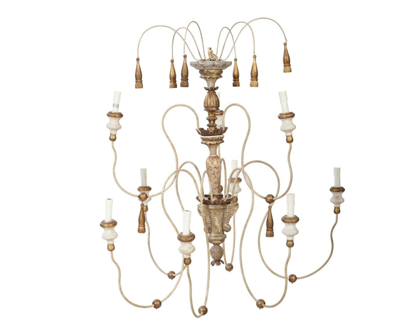 Fer Lustre à neuf lumières de style italien en bois polychromé et fer en vente