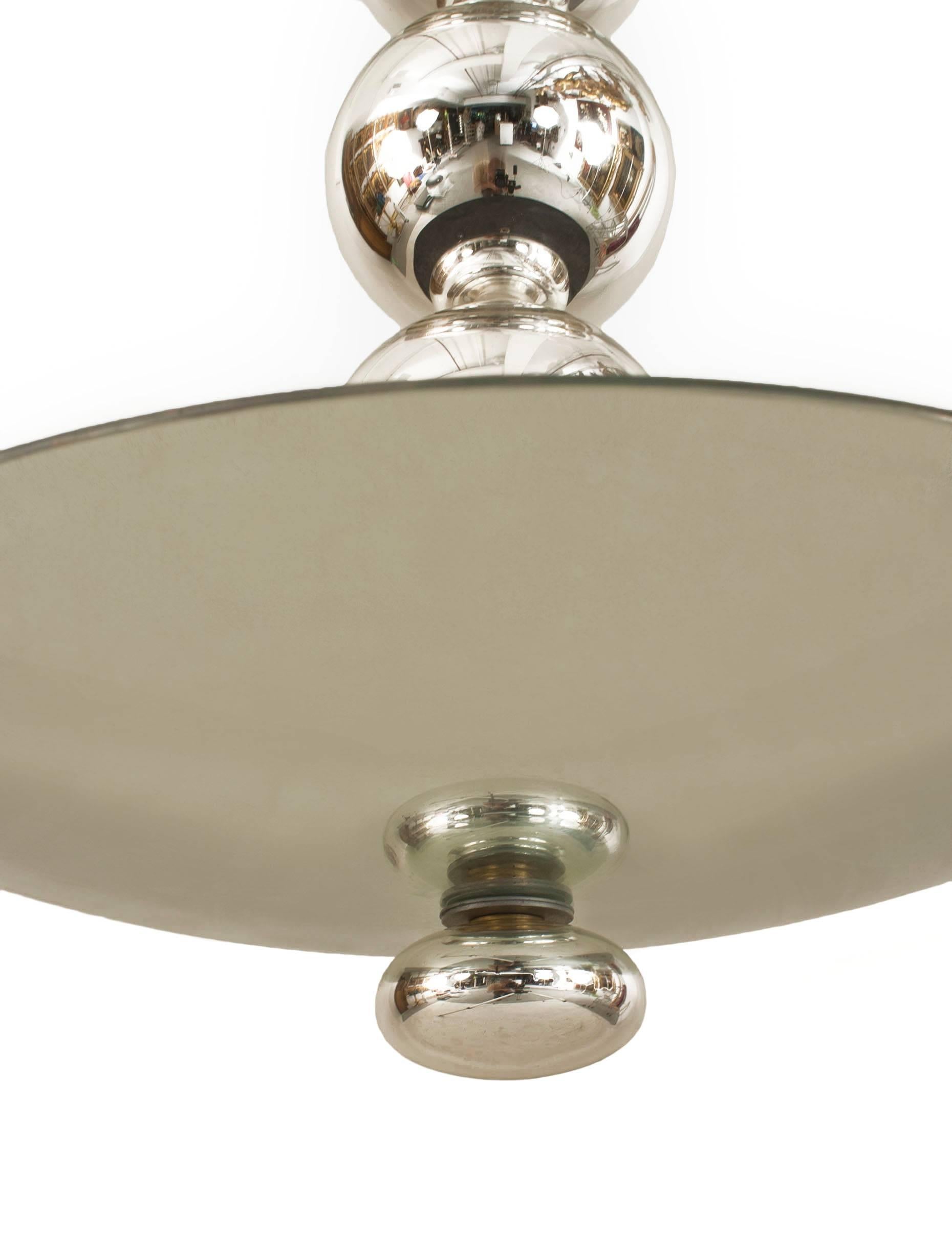 Lampadario Post Design in stile italiano con una ciotola in vetro argentato sotto 6 sfere in vetro argentato a gradini con un piccolo terminale cromato sul fondo.

