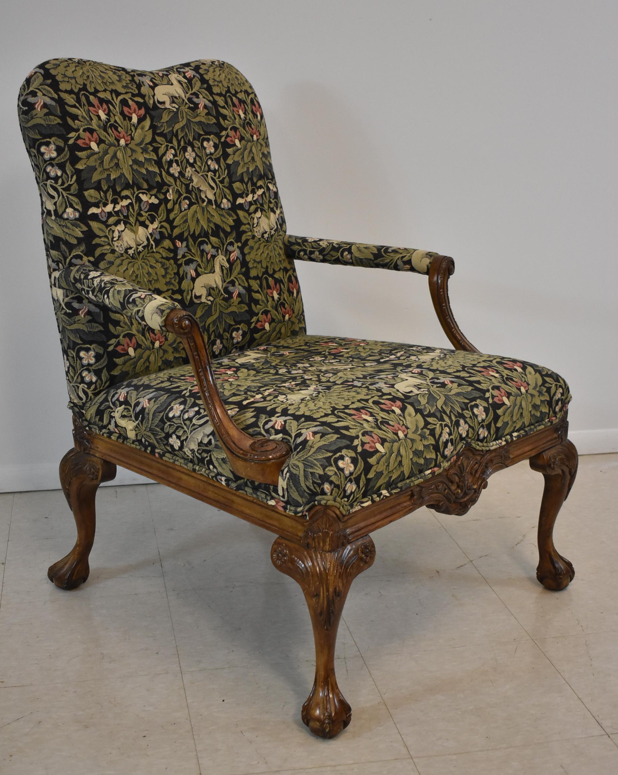 Chaise d'appoint sculptée de style italien par Sherrill Furniture Company. Pieds chippendale avec pieds en boule et griffes. Tissu de tapisserie noir et vert avec des animaux dans le feuillage.